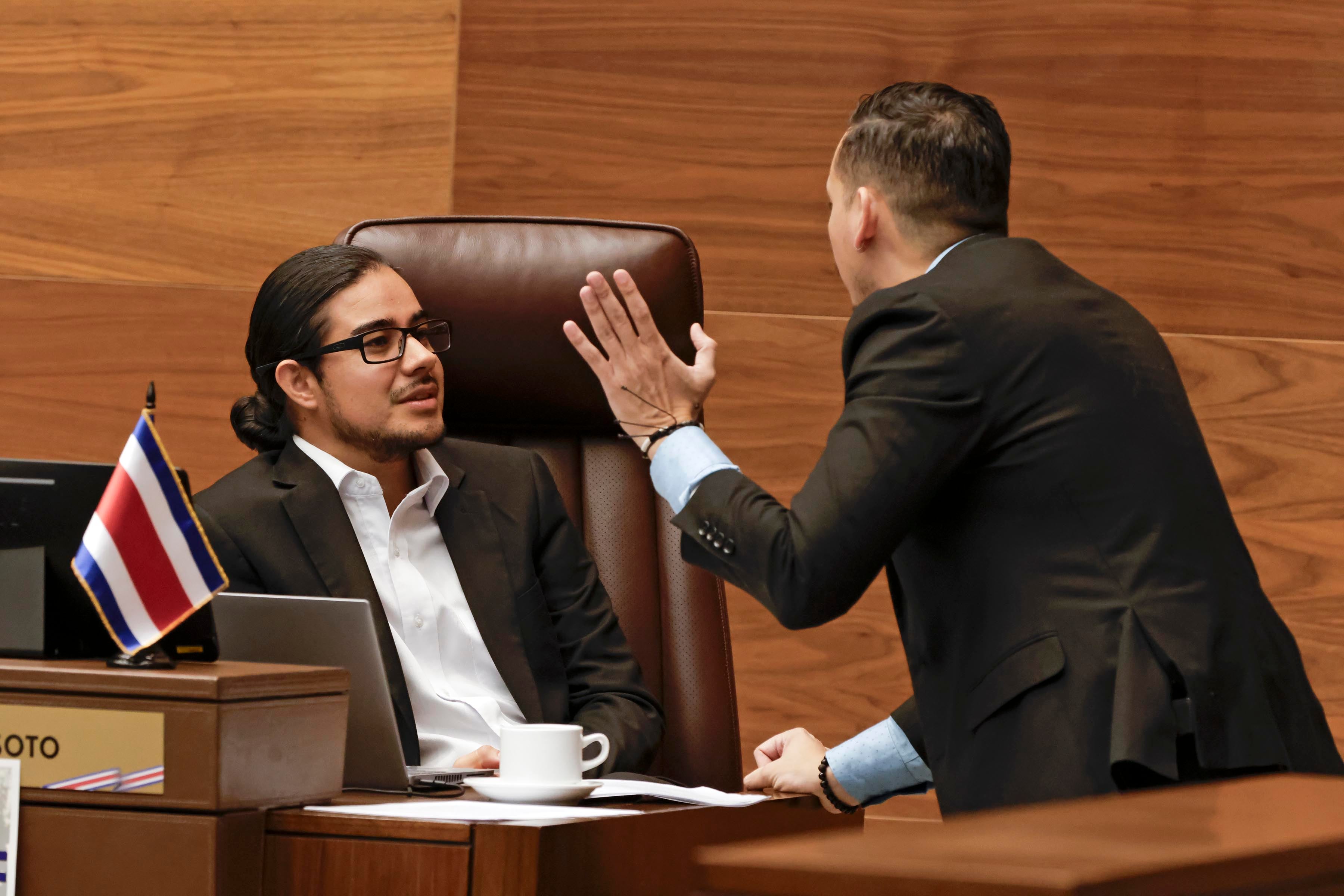 Jonathan Acuña, del Frente Amplio, rechaza incluir al PLN en una alianza electoral. En la imagen, conversa con su compañero Ariel Robles.