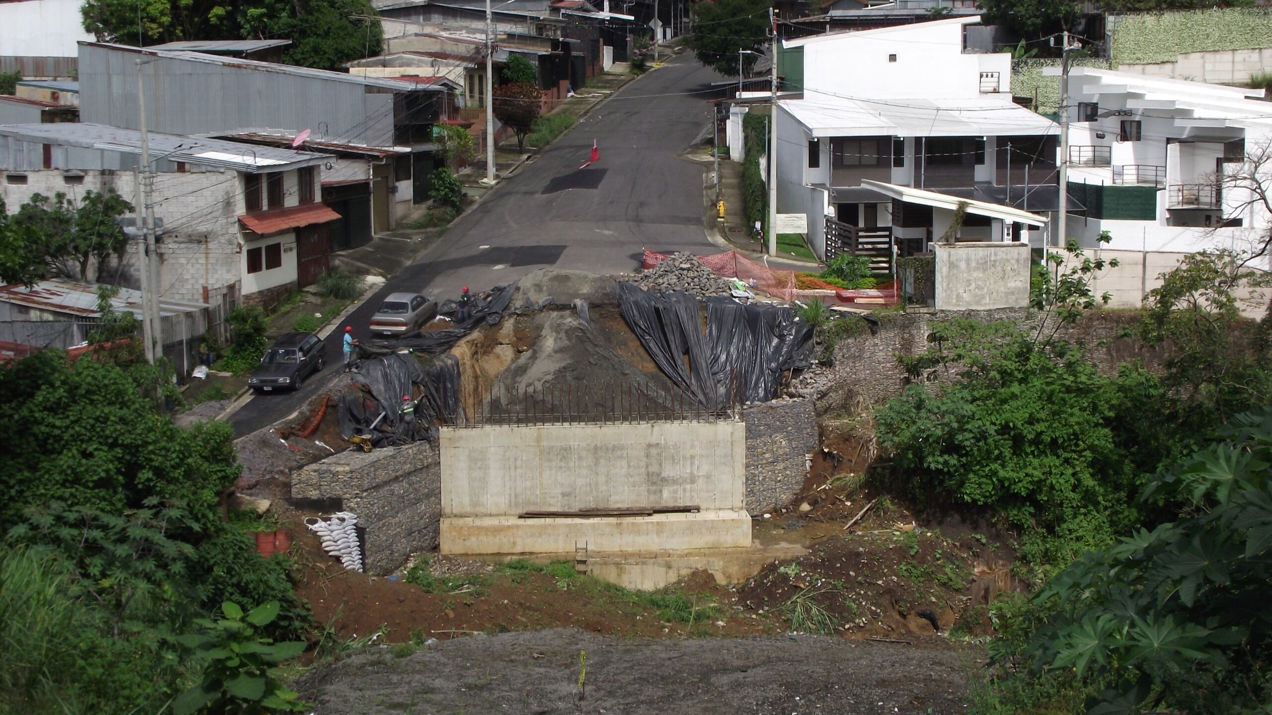 El puente conectará el barrio Juan Pablo Segundo en Alajuelita con barrio La Guaria en San Felipe, donde actualmente no existe paso directo.