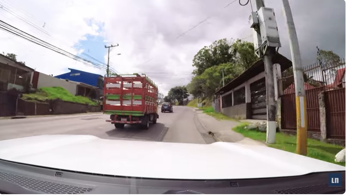 Un camión liviano invadió el carril del equipo en el que viajaba La Nación.