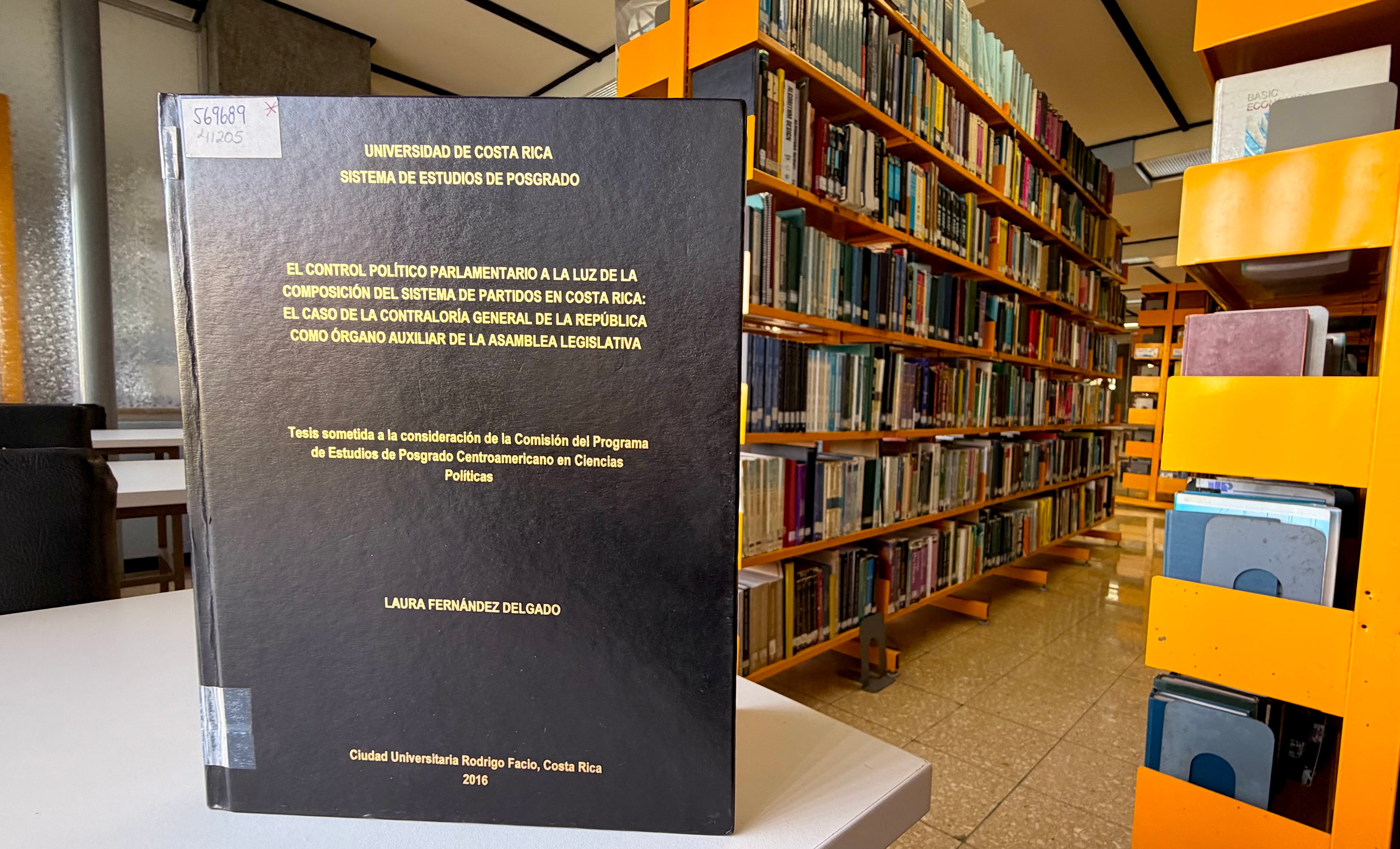 En los estantes de la Biblioteca Luis Demetrio Tinoco de la UCR reposa, desde 2016, la tesis en donde la hoy presidenta Laura Fernández Delgado explicó por qué un país necesita frenos al poder que ejerce.