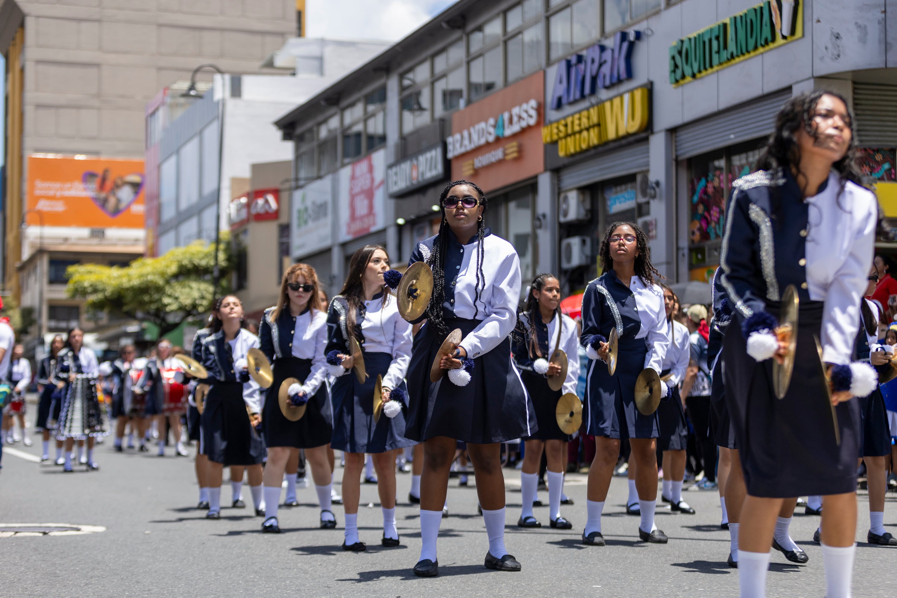 15/09/2024, San José, Paruqe Nacional y Avenida Segunda, celebración del acto cívico de los 203 años de independencia y el desfile de las bandas de las escuelas y colegios de San José, en el acto cívico estuvo el presidente de la república Rodrigo Chaves junto a la primera dama Signe Zeikate, y el alcalde de San José, Luis Diego Miranda, tambien ministros y diputados junto a varios diplomaticos.