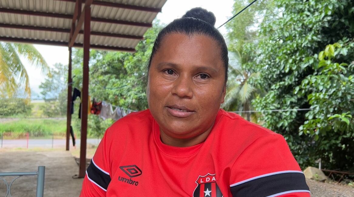 Wendy Casares llegó hace cinco años al CAR, cuando Alajuelense le ofreció trabajo y casa para que acompañara a su hijo Deylan Aguilar en su sueño de ser futbolista.