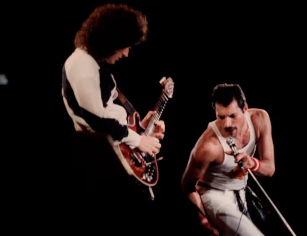 Brian May es un músico y compositor, reconocido mundialmente por integrar la legendaria banda Queen donde compartió escenario y música con Freddie Mercury.