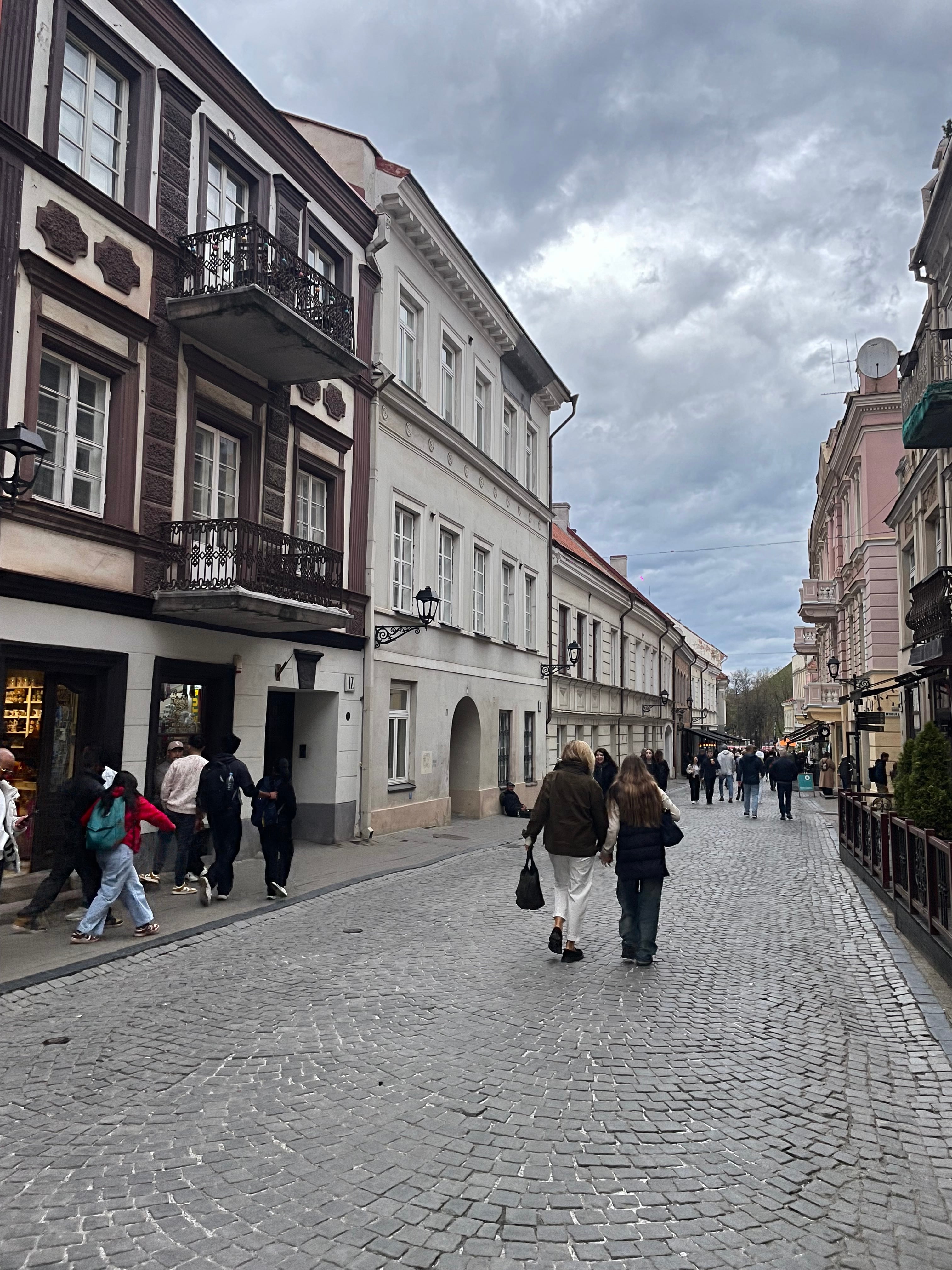 El centro de Vilna, Lituania, es cómodo para caminar y la colección de edificios interesantes es incesante.