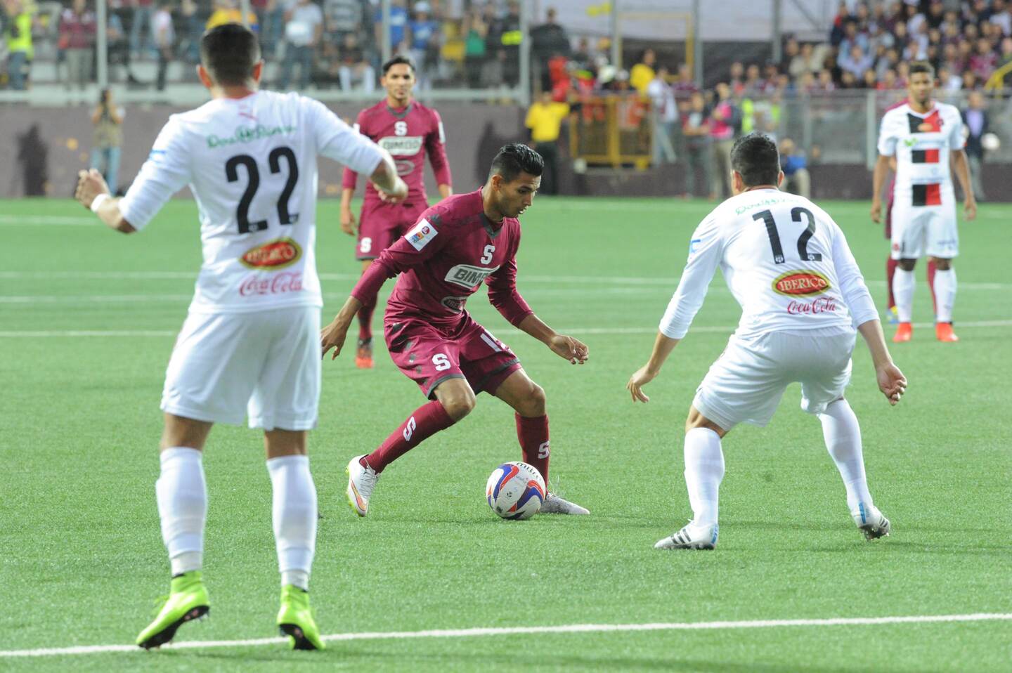 Deyver Vega comanda el ataque de Saprissa ante la marca de Johnny Acosta.