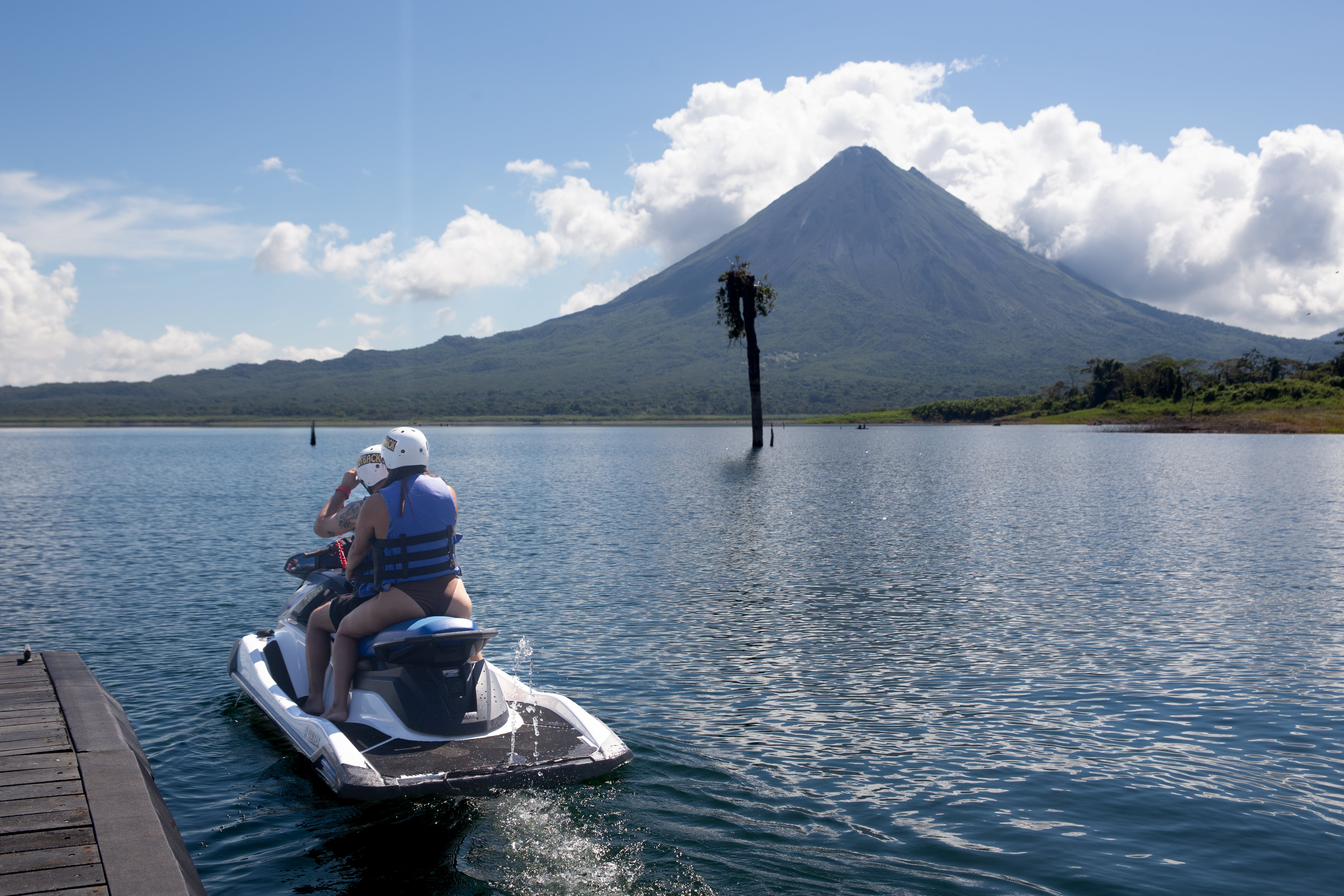 El wakesurfing es una de las más novedosas actividades acuáticas que se practican actualmente en el lago Arenal, el lago artificial más grande de Costa Rica.