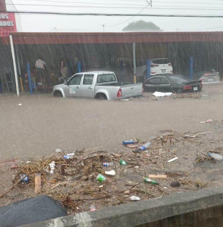 En Cañas Guanacaste, los intensos aguaceros de la tarde anegaron casas, calles y comercios. Foto: Cortesía Guana/Noticias.