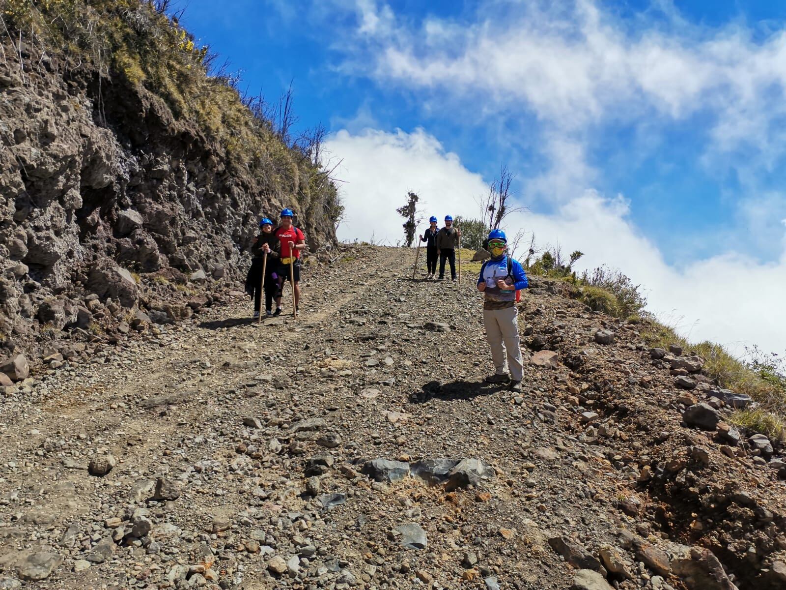 Tras el anuncio de reapertura al coloso turrialbeño, los primeros visitantes de este año escalaron hasta el mirador este viernes. Foto: Cortesía Danilo Jiménez.