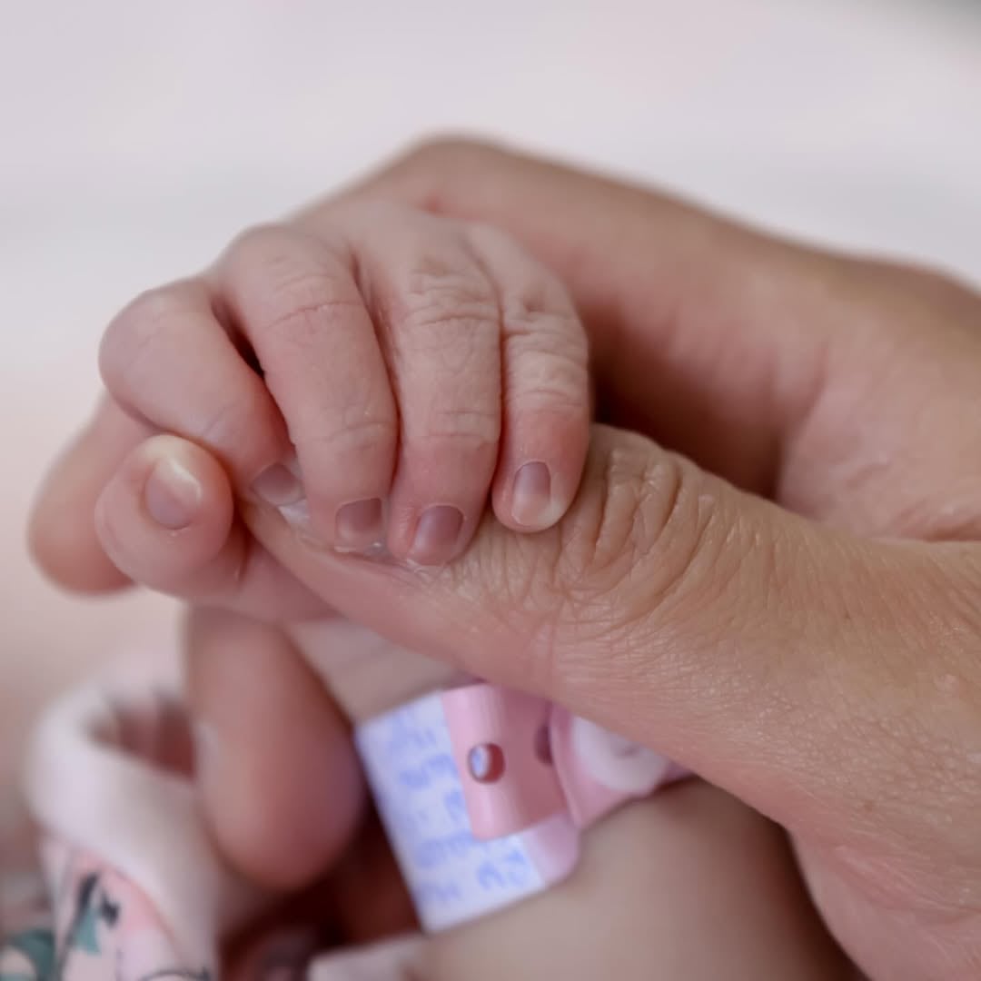 María Fernanda Chacón, periodista de Noticias Repretel, anunció el nacimiento de su hija María Pia este 15 de diciembre de 2025