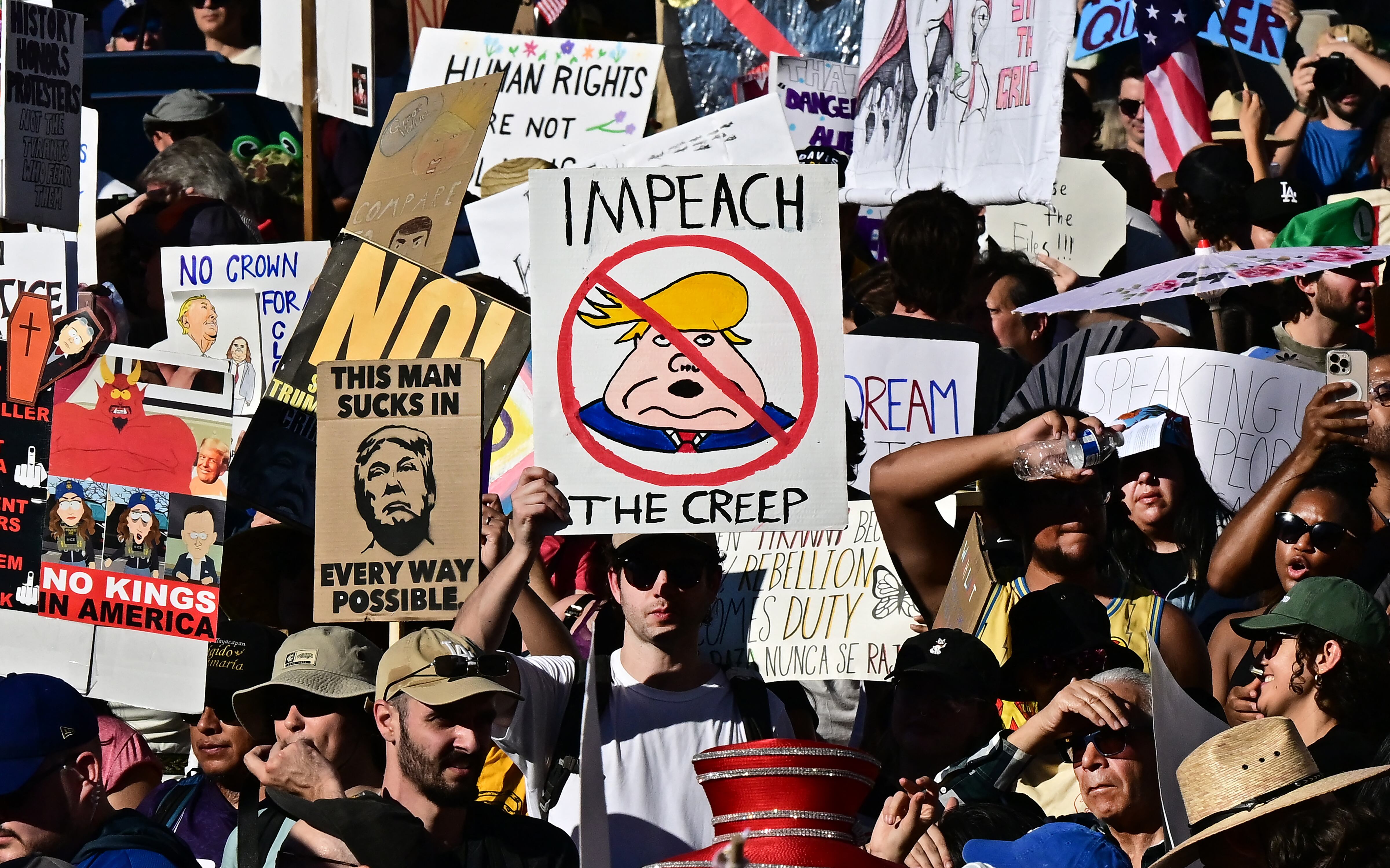 Manifestantes se reúnen durante el día nacional de protesta “Sin Reyes” (No Kings) en Los Ángeles, California, el 18 de octubre de 2025.
Desde Nueva York hasta San Francisco, se esperaba que millones de estadounidenses salieran a las calles para expresar su enojo por las políticas del presidente Donald Trump durante las manifestaciones nacionales “Sin Reyes”.