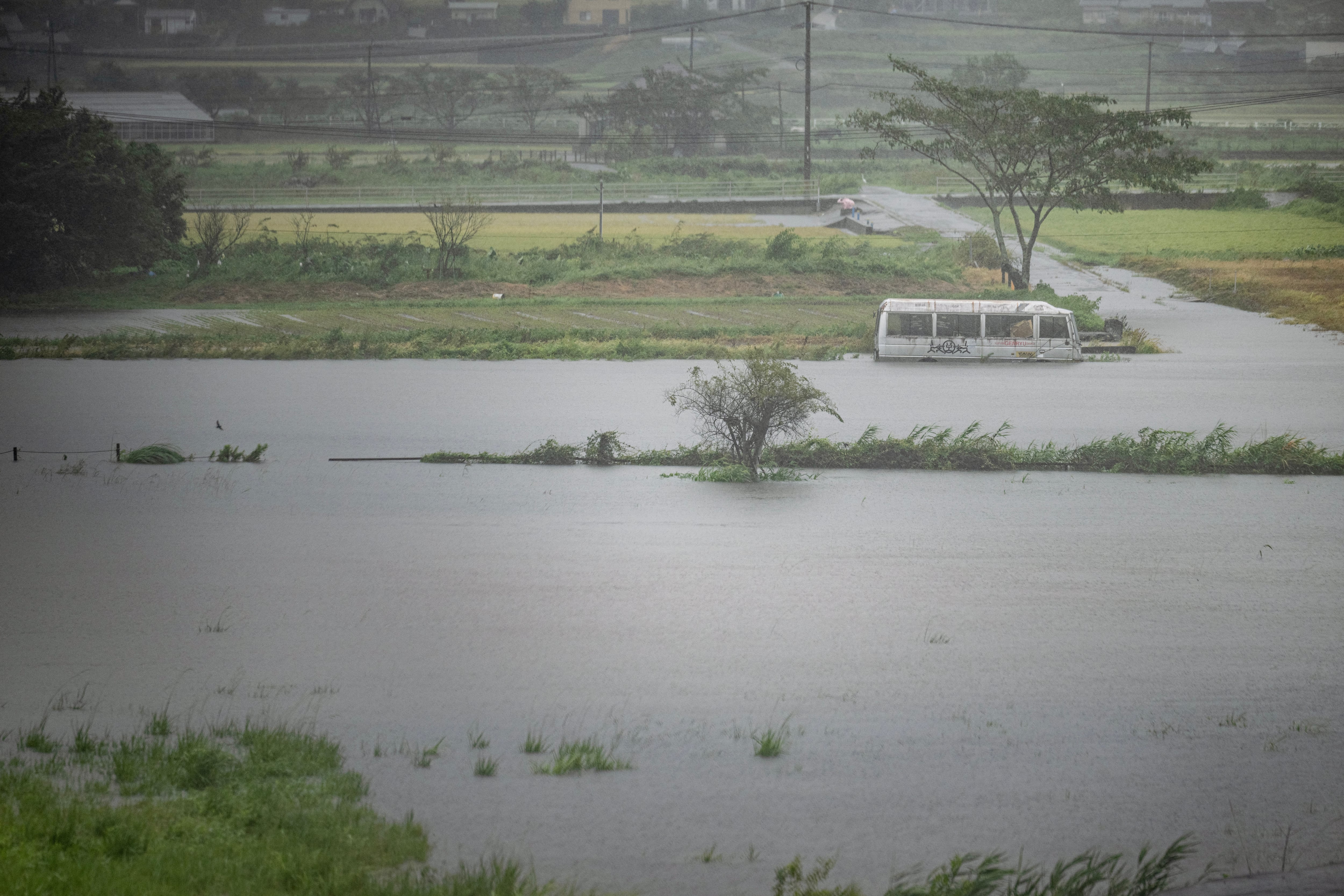 Un autobús se ve sumergido en las aguas de la inundación en la ciudad de Yufu, en la prefectura de Oita tras el paso del tifón.