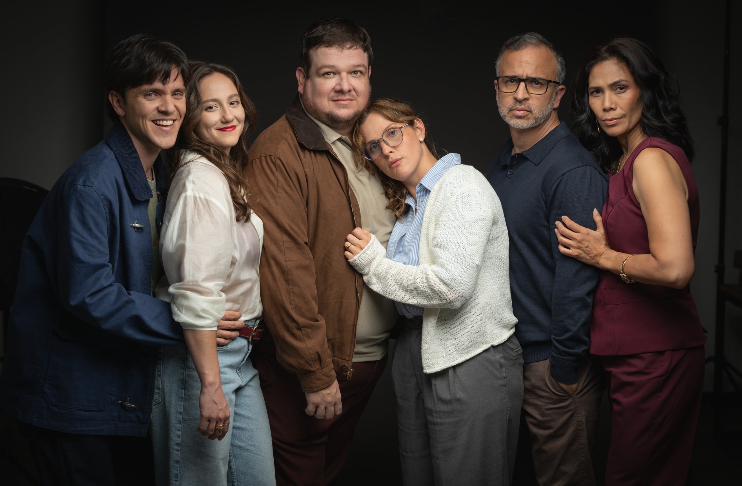 Bajo terapia presenta a tres parejas encarnadas por Mario Chacón, Michelle Jones, Fabricio Fernández, Paulina Bernini, Pablo González y Yael Salazar.