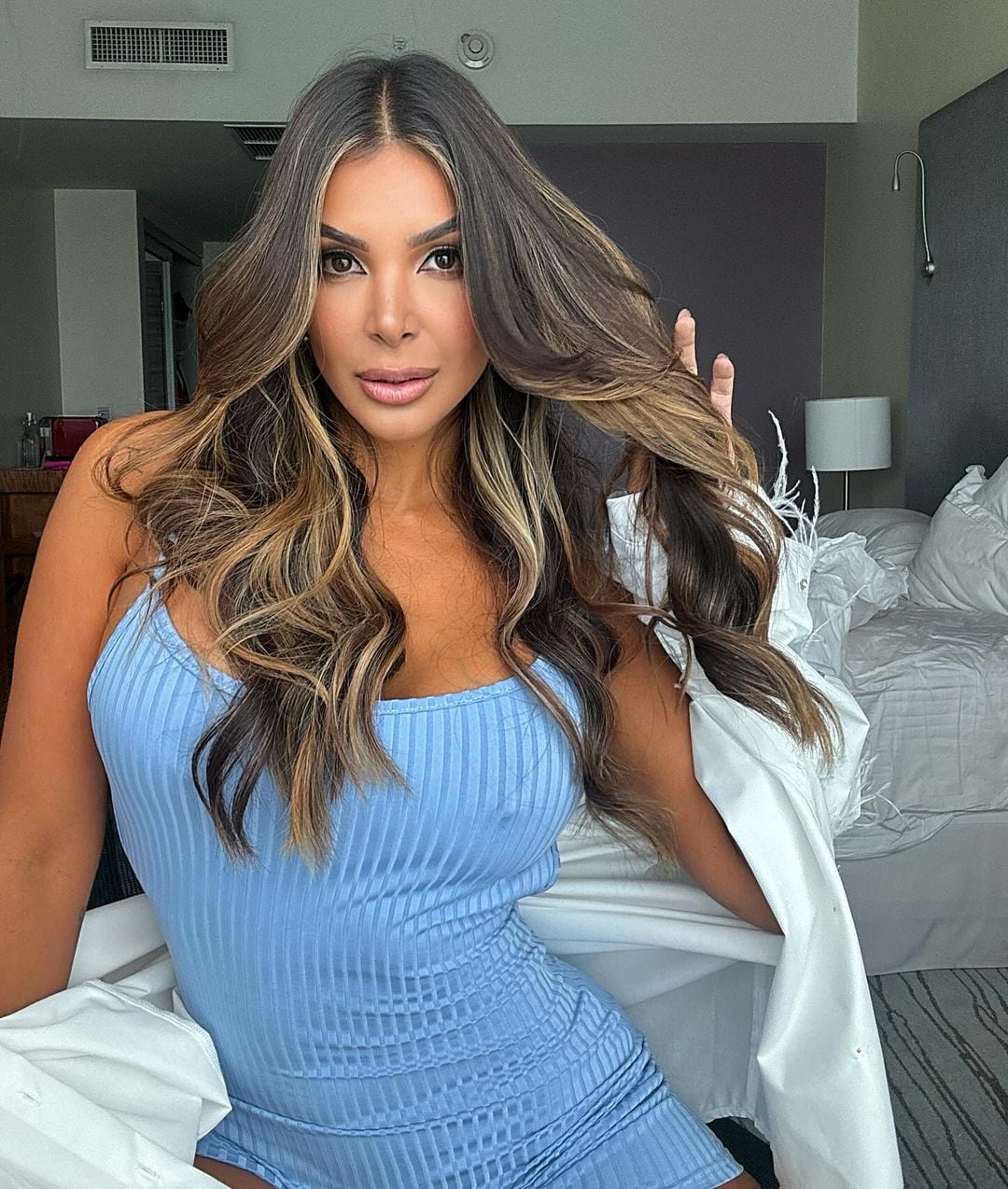 Jalé Berahimi en la apertura de su nuevo y controversial salón de belleza.