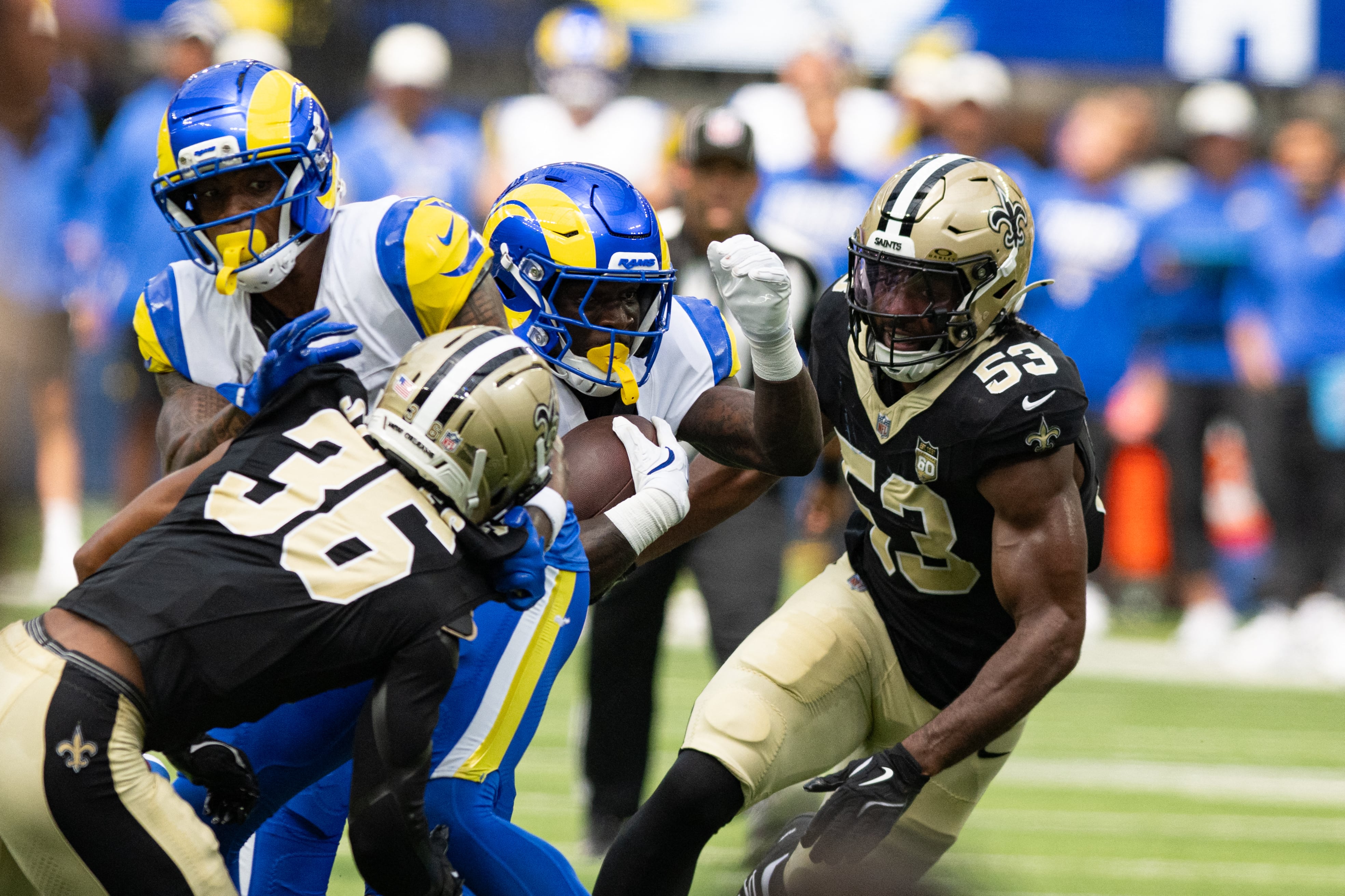El jugador de Rams de Los Ángeles Trent McDuffie corre en medio de la defensa de los Santos de Nueva Orleans, en este partido de pretemporada de la NFL del 22 de agosto.