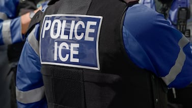 Escándalo por el nuevo equipo del ICE: Agentes de inmigración usarán guantes de descargas eléctricas