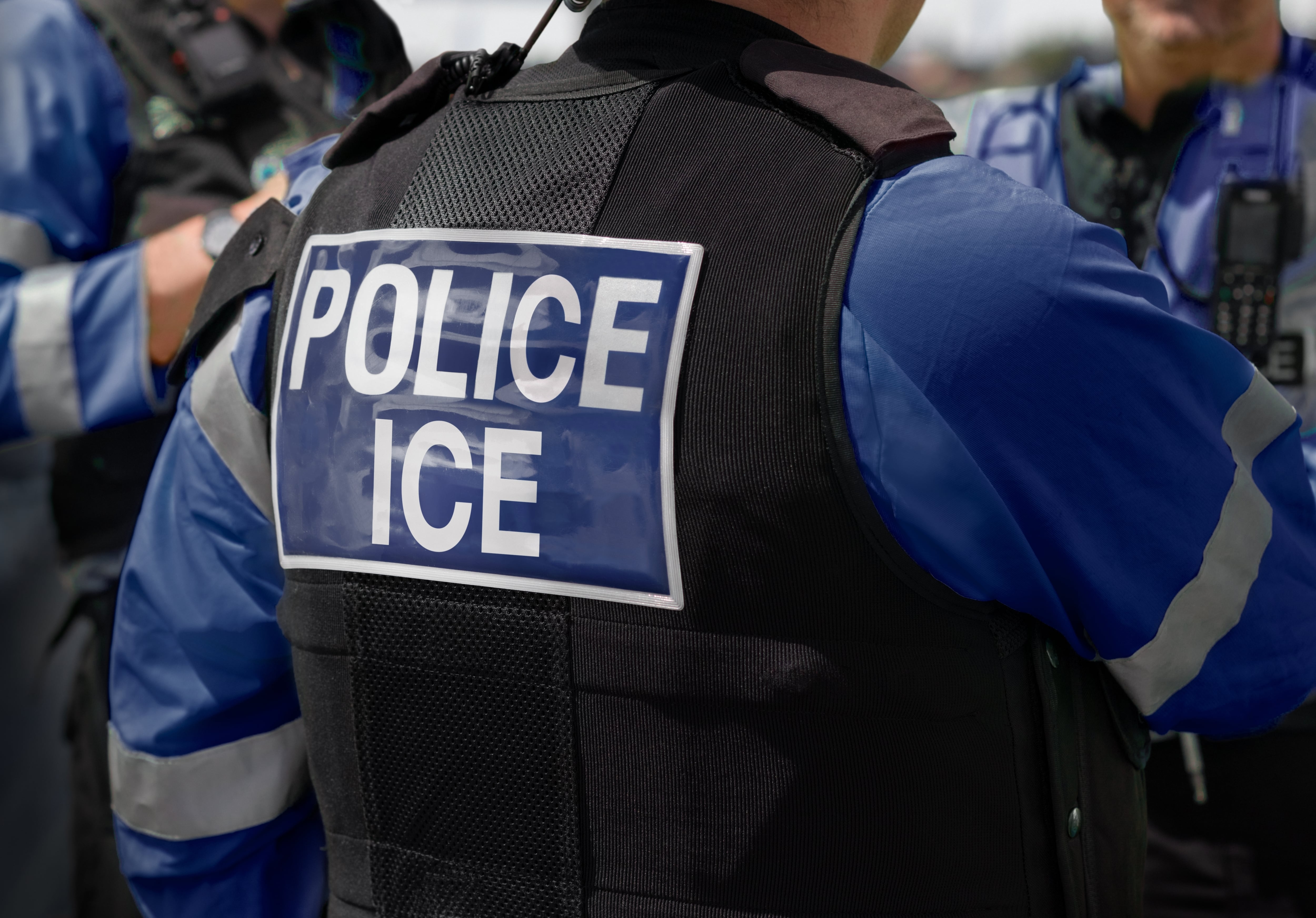 Primer plano, detalle de espalda de policía de Migración de Estados Unidos, policía migratoria, ICE