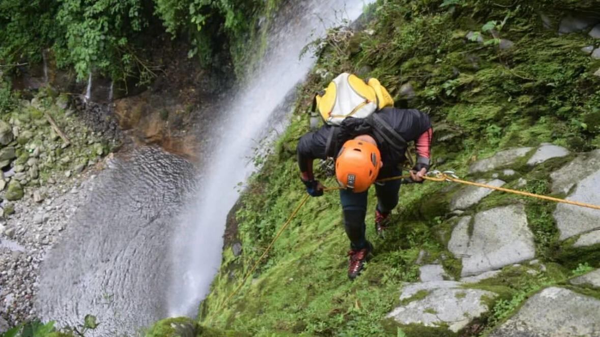 Realice canyoning con las medidas de seguridad y el equipo necesario.