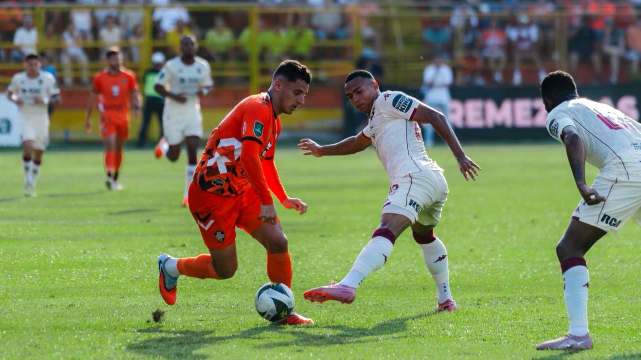 Puntarenas recibio a Saprissa en el Lito Perez