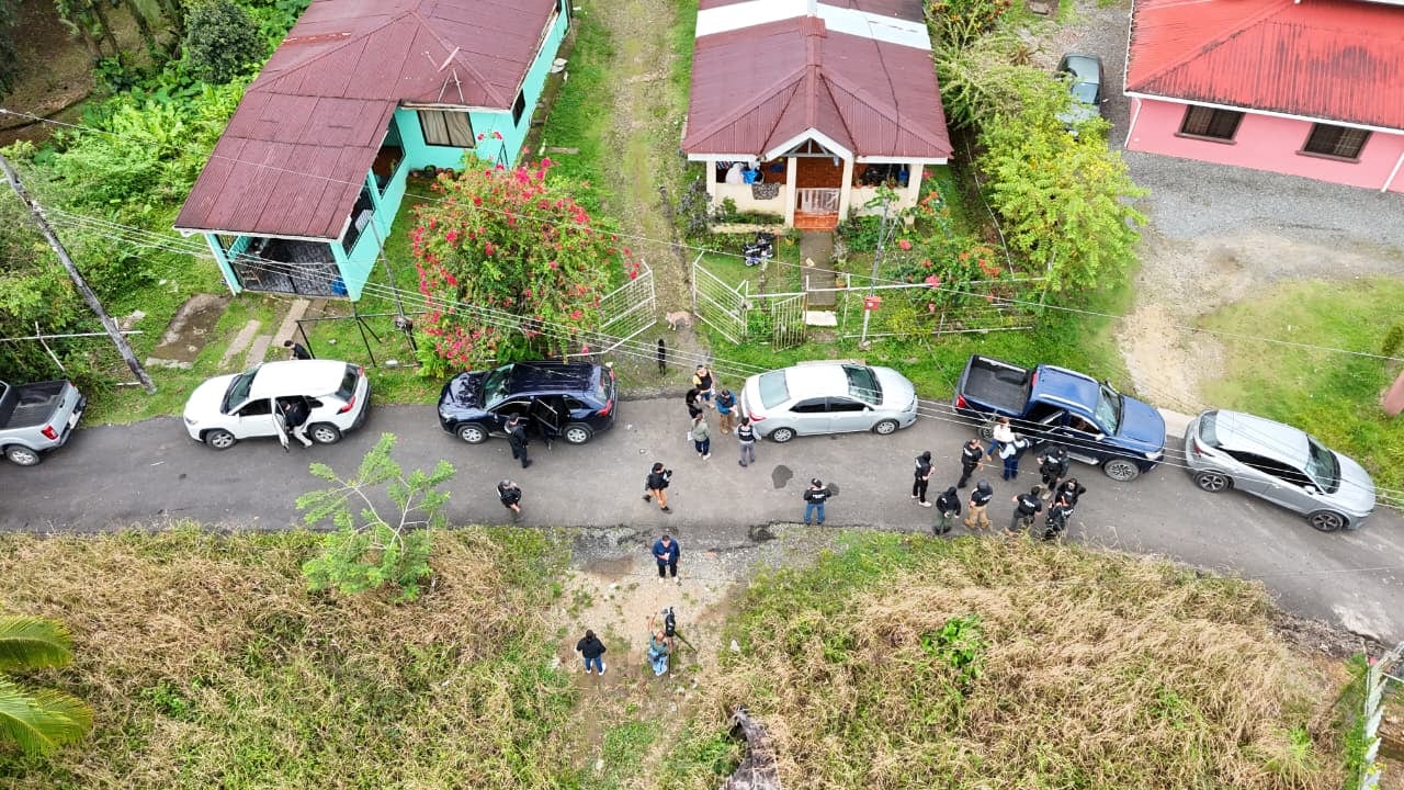 El OIJ y la Fiscalía de Limón allanaron seis propiedades para detener a un sospechoso de amenazas con armas de fuego.