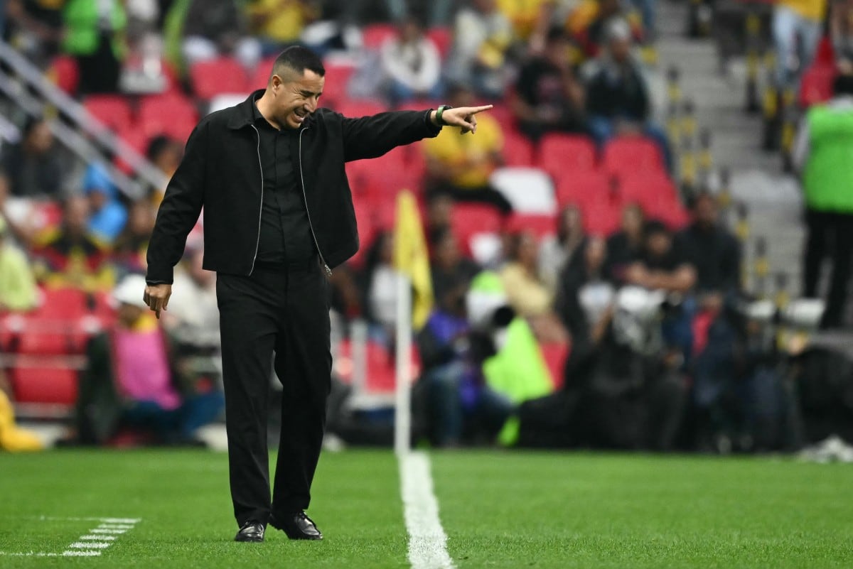 Efraín Juárez, técnico de Pumas, dirigió con intensidad el duelo ante América.