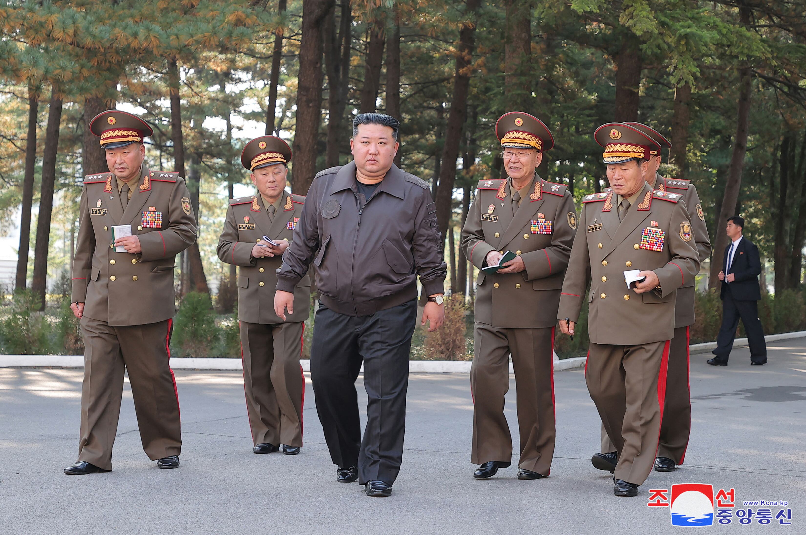 Esta fotografía publicada por la Agencia Central de Noticias de Corea del Norte (KCNA) a través de KNS el 18 de octubre, muestra al líder norcoreano Kim Jong Un (centro) visitando el comando del 2.º Cuerpo del Ejército Popular de Corea, en un lugar no revelado en Corea del Norte. Corea del Norte negó el envío de tropas a Rusia y calificó las acusaciones surcoreanas como infundadas.