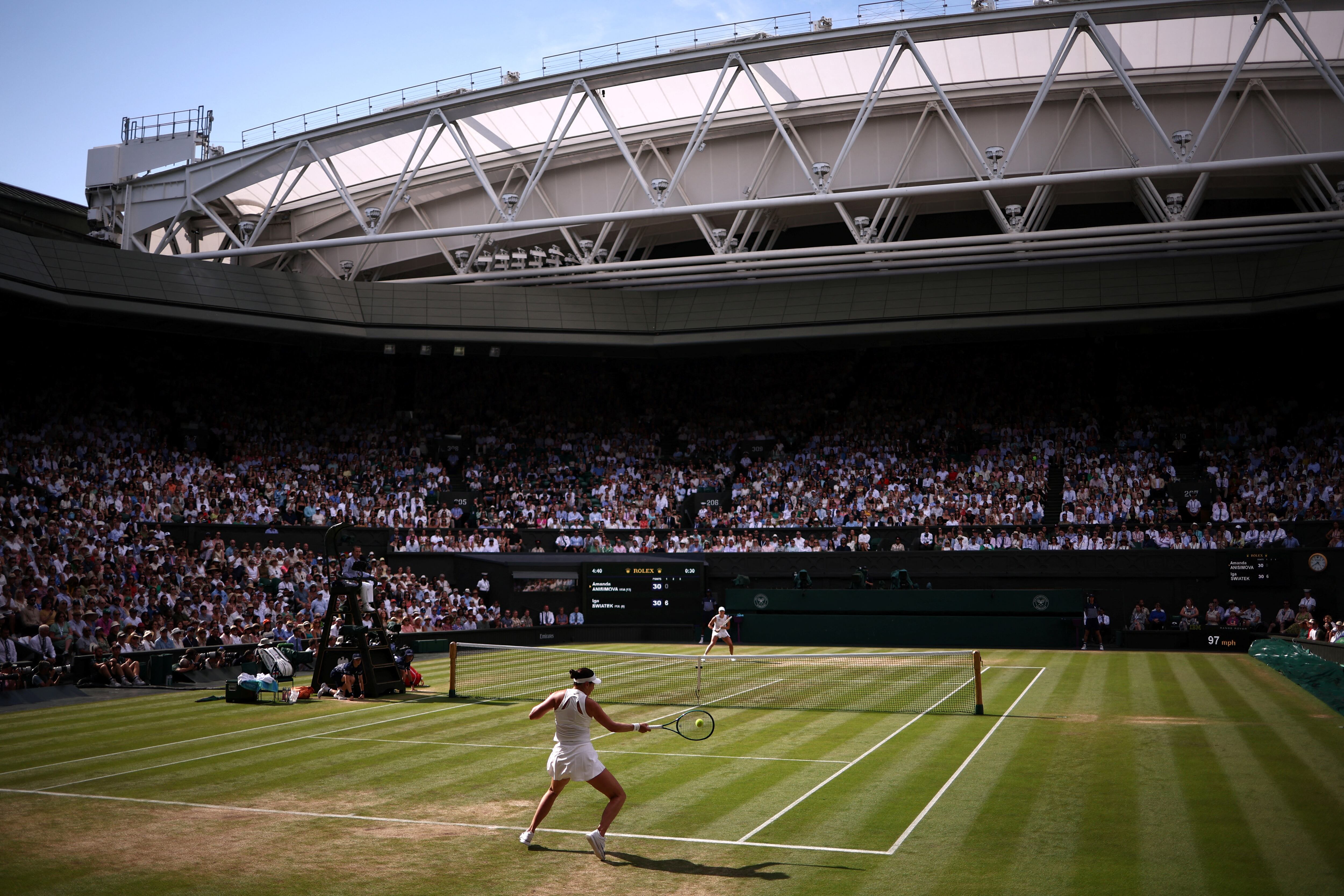 La estadounidense Amanda Anisimova le devuelve el servicio a la polaca Iga Swiatek durante la final de Wimbledon en el All England Lawn Tennis and Croquet Club, al suroeste de Londres.
