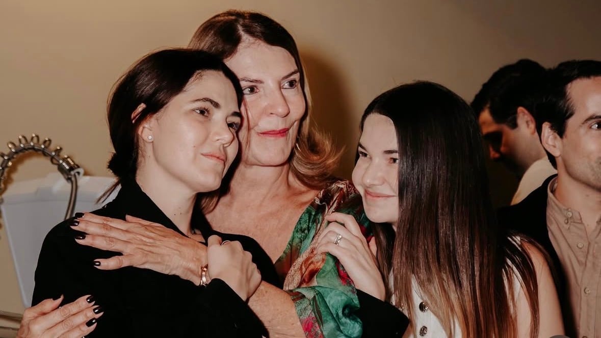 Carolina Jaikel recibió en su cumpleaños el abrazo de su madre, Ana Cecilia Salazar, y de su cómplice, su hermana Priscila Jaikel.