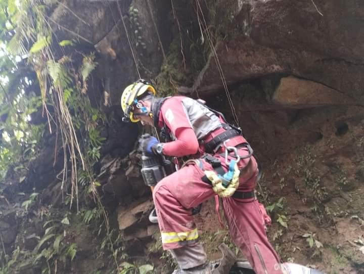 El rescate vertical duró más de dos horas. Participaron crusrojistas, bomberos, policía de Tránsito y Fuerza Pública. Foto: Cortesía