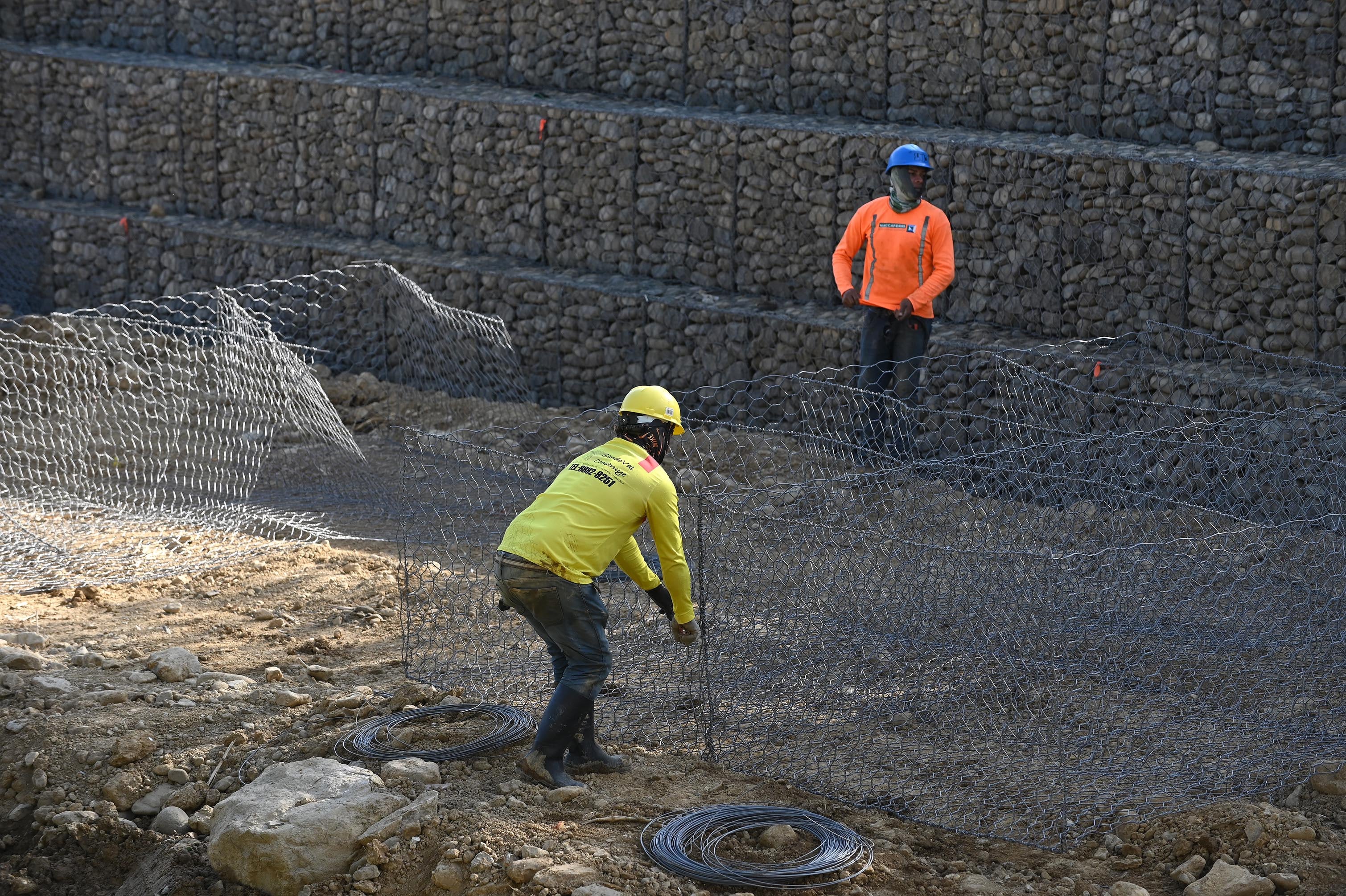 04 de abril del 2025. San Rafael Arriba de Desamparados. Río Cañas. 06:00 hrs. Maquinaria y personal de una empresa constructora privada realizan la construcción de varios muros de retención (gaviones) a lo largo del río Cañas al sur de la capital. La obra es financiada por el BCIE (Banco Centroamericano de Integración Económica) y gestionada por la Comisión Nacional de Emergencias. El proyecto beneficiaría a unas 24000 personas de comunidades como Calle Robles, San Bosco, Blanca Durán y La Granja que sufrieron serios daños con las lluvias del año anterior. Algunos vecinos del lugar externaron su molestia pues consideran que se refuerzan orillas del cauce del río pero se debilitan otras. En la foto: maquinaria pesada y personal de una constructora privada realizan las labores en el río Cañas. Foto: Albert Marín para la Nación.