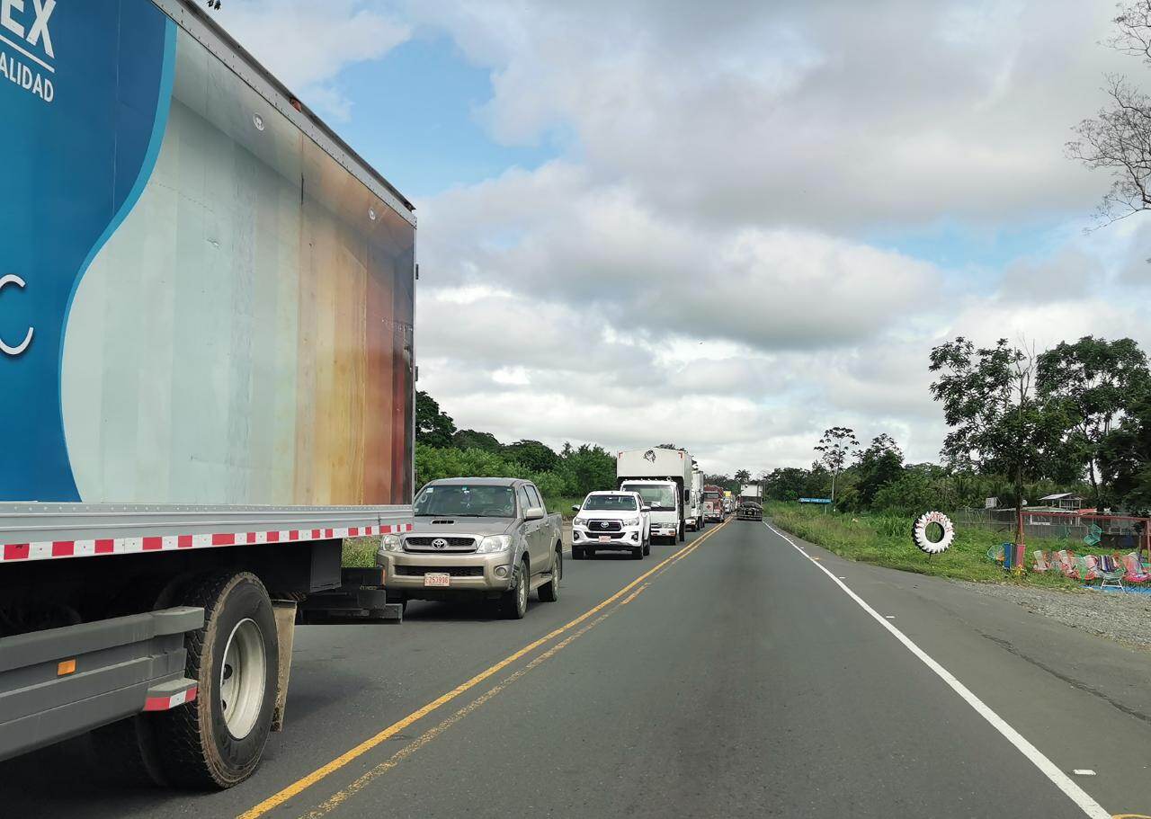 Presa en la ruta 32 por bloqueo en el puente sobre el río Guácimo. Foto: Reiner Montero