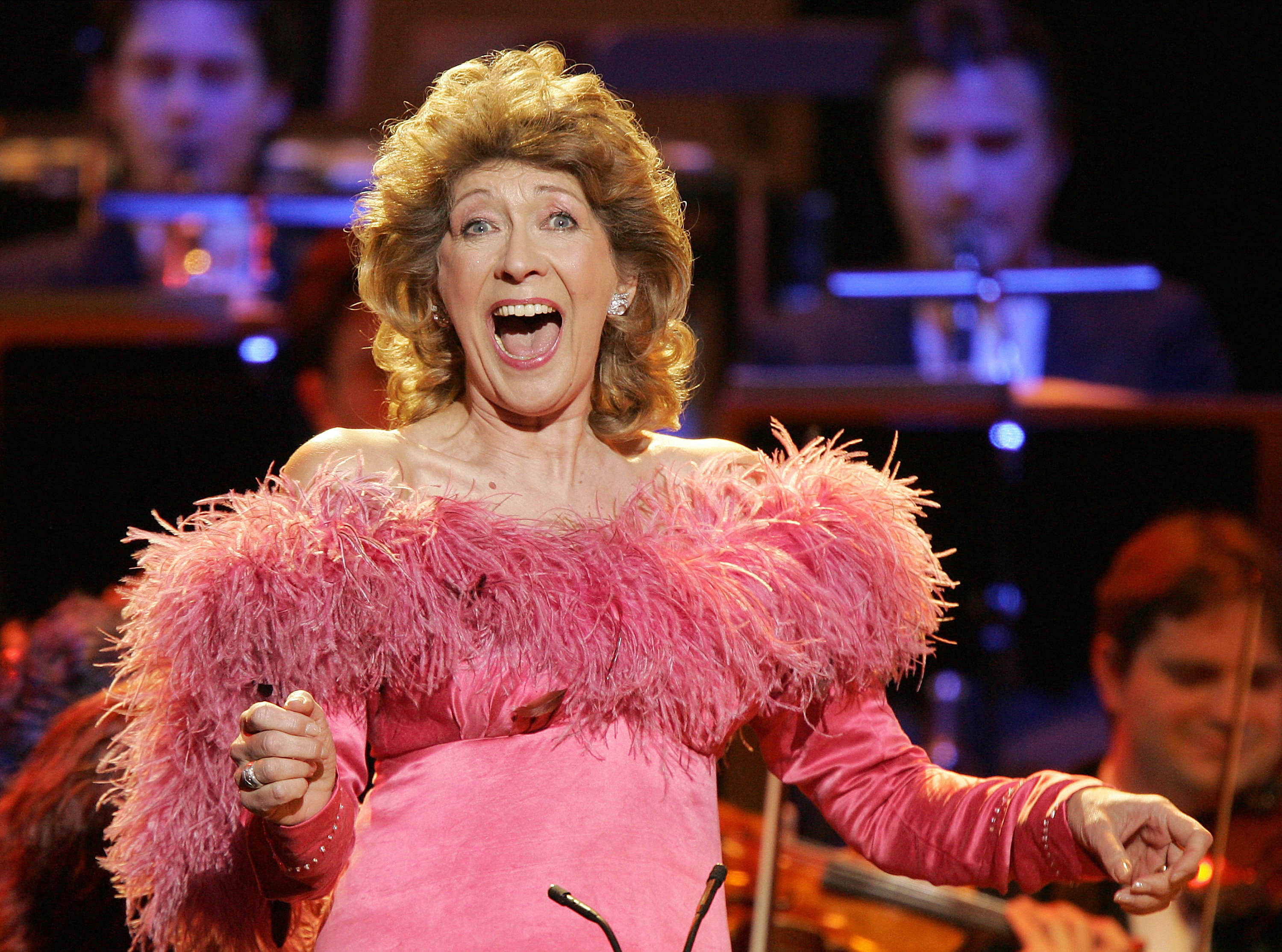 La soprano inglesa Felicity Lott actúa el 26 de enero de 2005 en Cannes al recibir el 'Premio de Honor' durante la ceremonia de entrega de los Premios Victoires de música clásica.