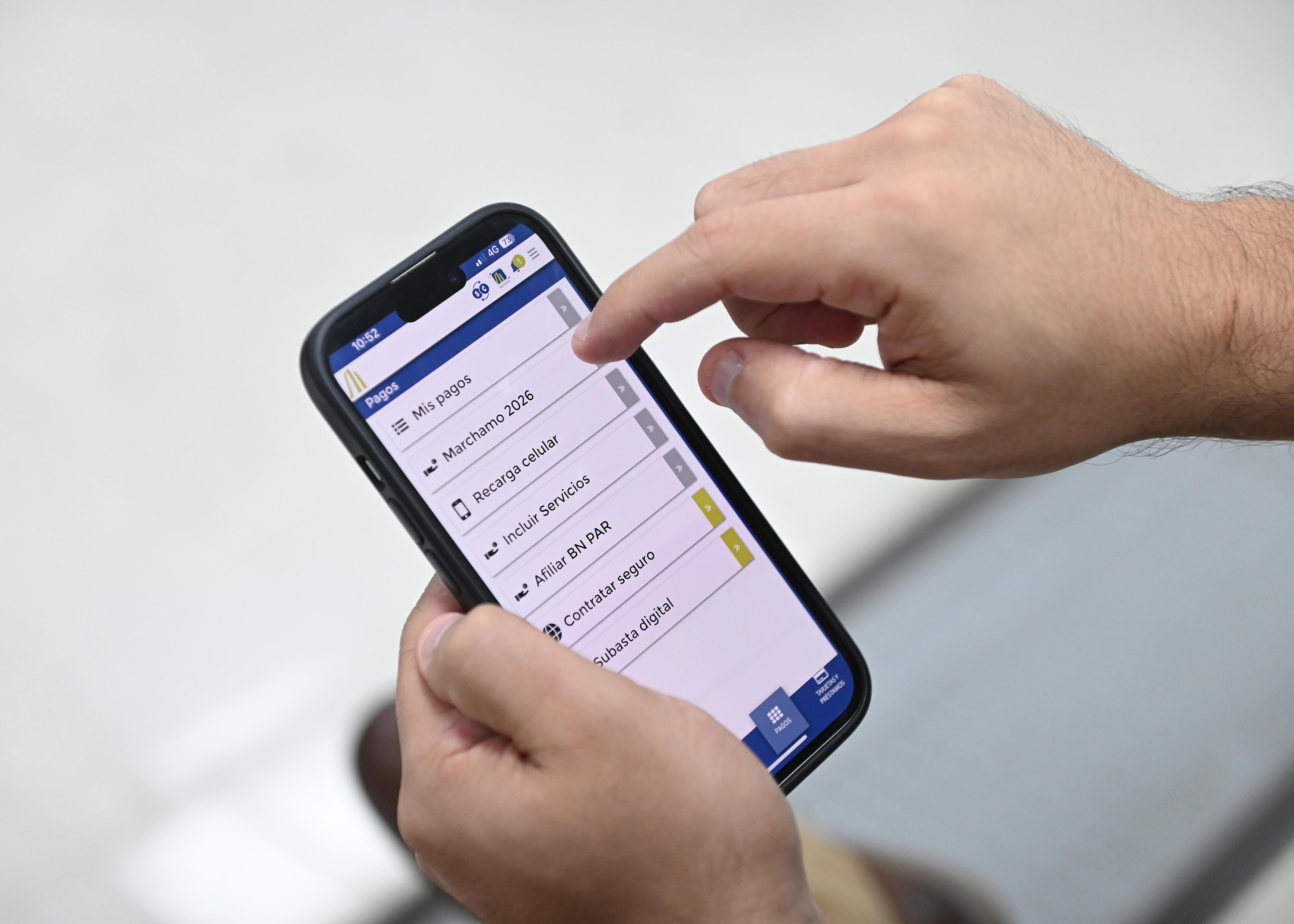 10 de noviembre del 2025. Banco Nacional, San José. Entrevista a Leticia Arguedas quien es la directora de la experiencia de marca del Banco Nacional. En la entrevista se anunció el inicio de la navidad en esa institución asi como un sistema de premios y facilidades para todos los usuarios de tarjetas durante las fiestas de fin y principio de año incluyendo a aquellos que pagen el marchamo a través de las plataformas del banco. En la foto: Leticia Arguedas durante la entrevista.