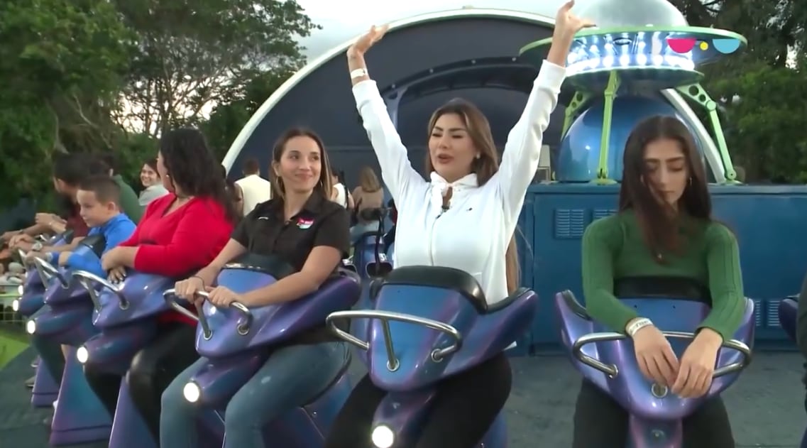 Minerva Rojas y Montserrat del Castillo se subieron al juego El Disco del Parque Diversiones aunque Rojas no disfrutó la experiencia.