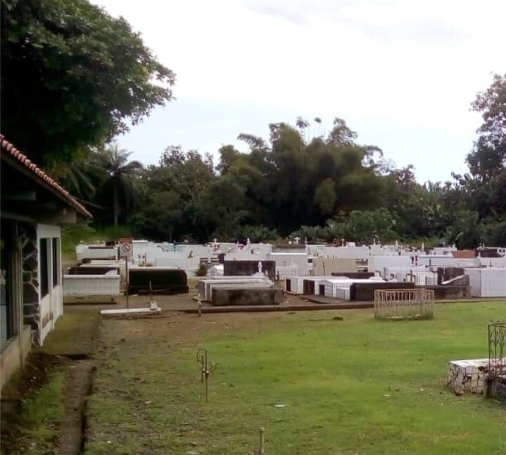 Los restos sepultados en una fosa ajena en el cementerio de Parrita, fueron levantados por el OIJ para saber de quién se trata. Foto: Cortesía Municipalidad de Parrita.