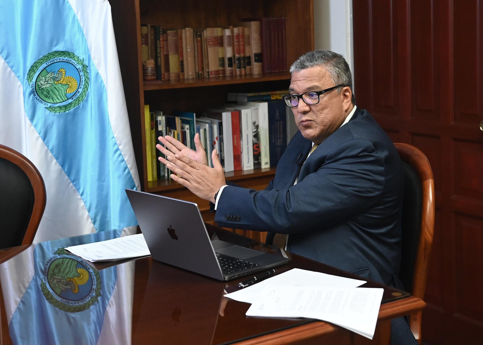 09 de junio del 2025. Rectoría de la UCR. 17:00 hrs. Entrevista con el rector de la Universidad de Costa Rica, Carlos Araya Leandro en su despacho. El catedrático fue consultado acerca de la aprobación del nuevo esquema de salarios para puestos de confianza dentro de la institución. En la foto: La entrevista se realizó en la oficina del rector. Foto: Albert Marín .