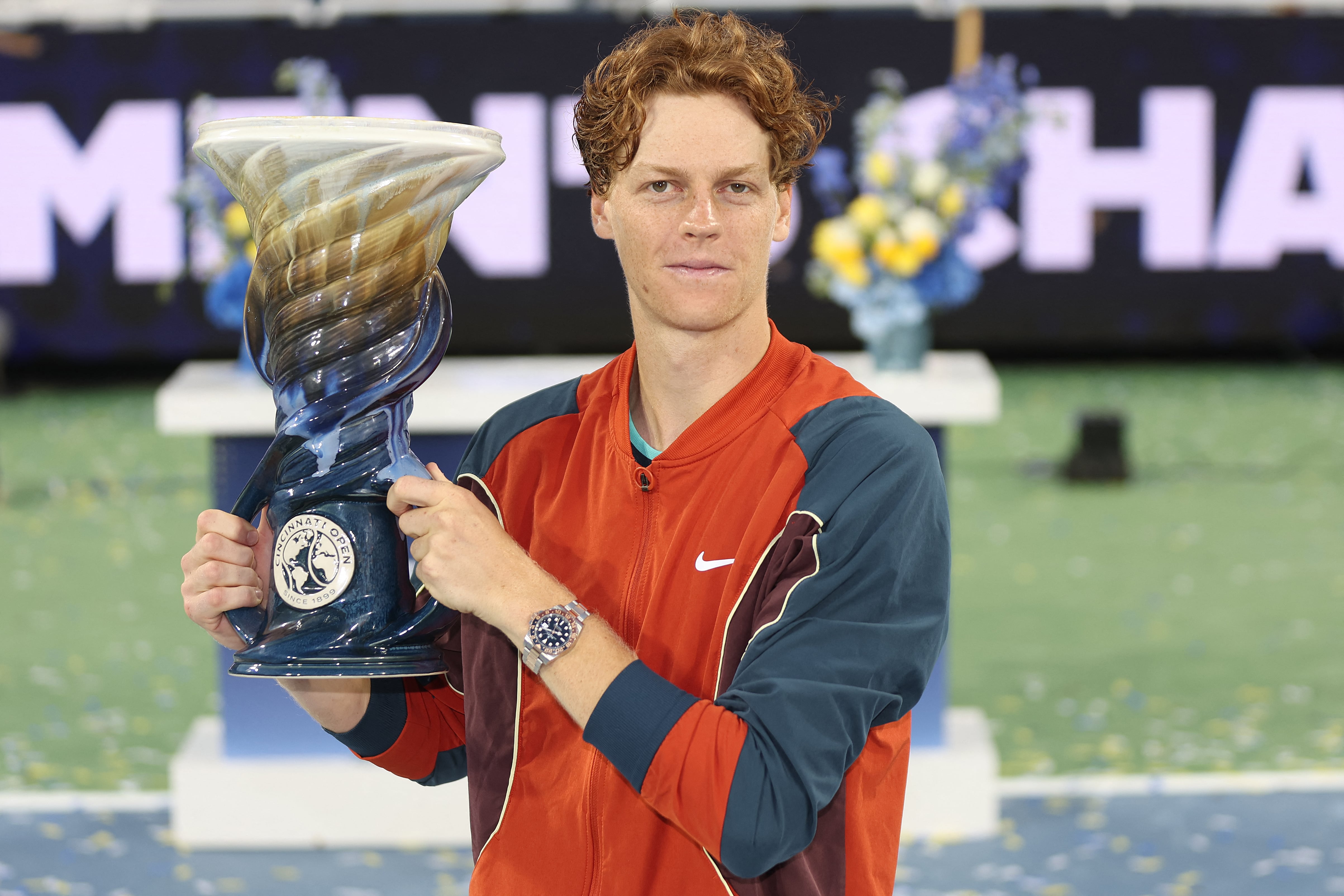 MASON, OHIO - AUGUST 19: Jannik Sinner of Italy poses with the Rookwood Cup after defeating Frances Tiafoe of the United States during the men's final of the Cincinnati Open at the Lindner Family Tennis Center on August 19, 2024 in Mason, Ohio. Matthew Stockman/Getty Images/AFP (Photo by MATTHEW STOCKMAN / GETTY IMAGES NORTH AMERICA / Getty Images via AFP)
