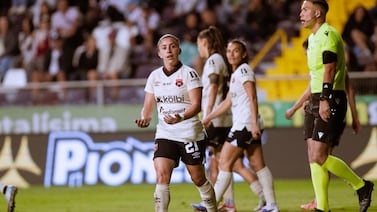 Leonas de Alajuelense reviven festejo de Pablo Gabas en el clásico
