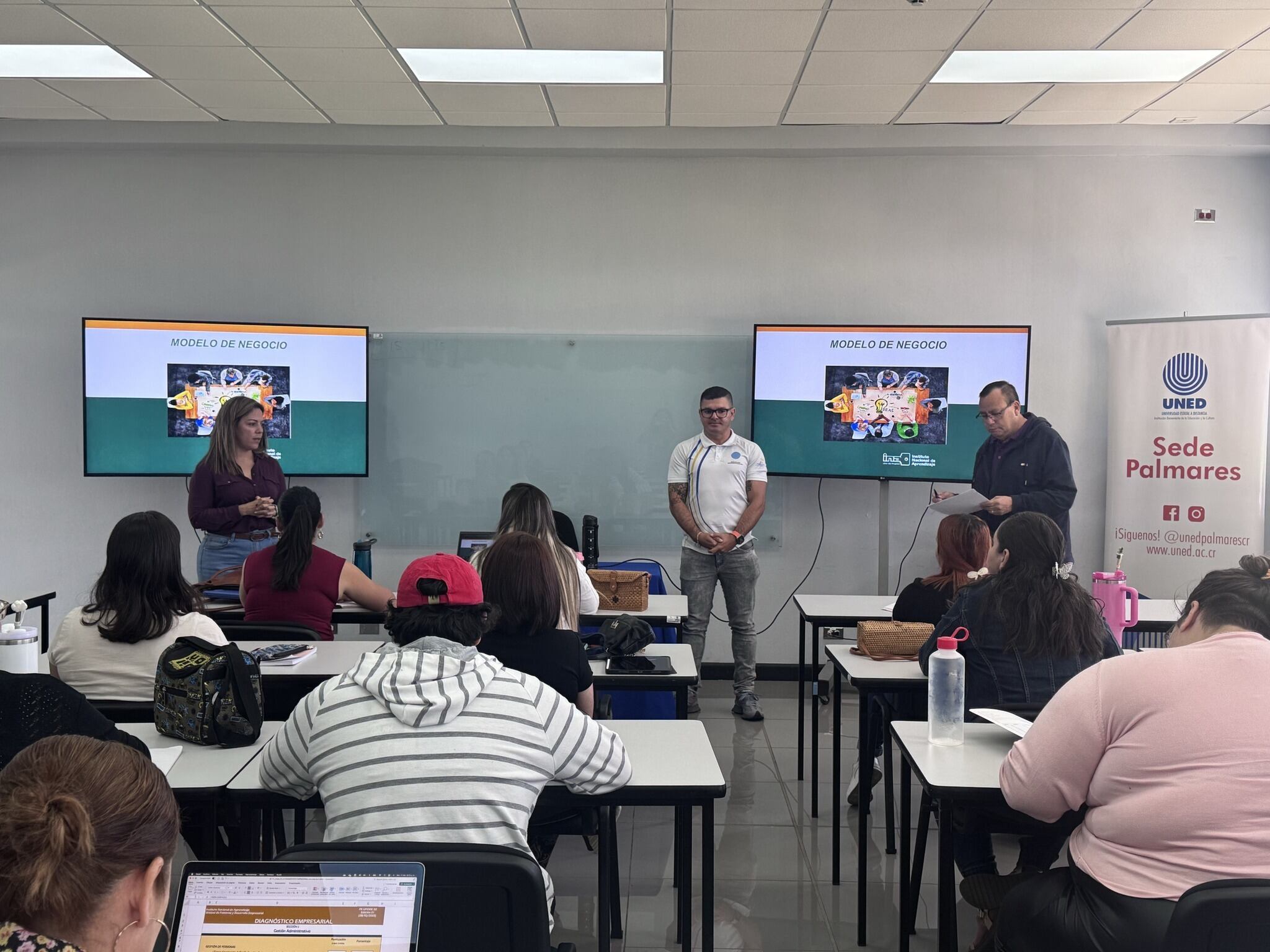 Participantes del programa de formación empresarial impulsado por el INA y la UNED en Costa Rica. La iniciativa ofrece capacitación especializada, financiamiento y asesoría técnica para fortalecer la gestión de pymes en la Región Occidente.
