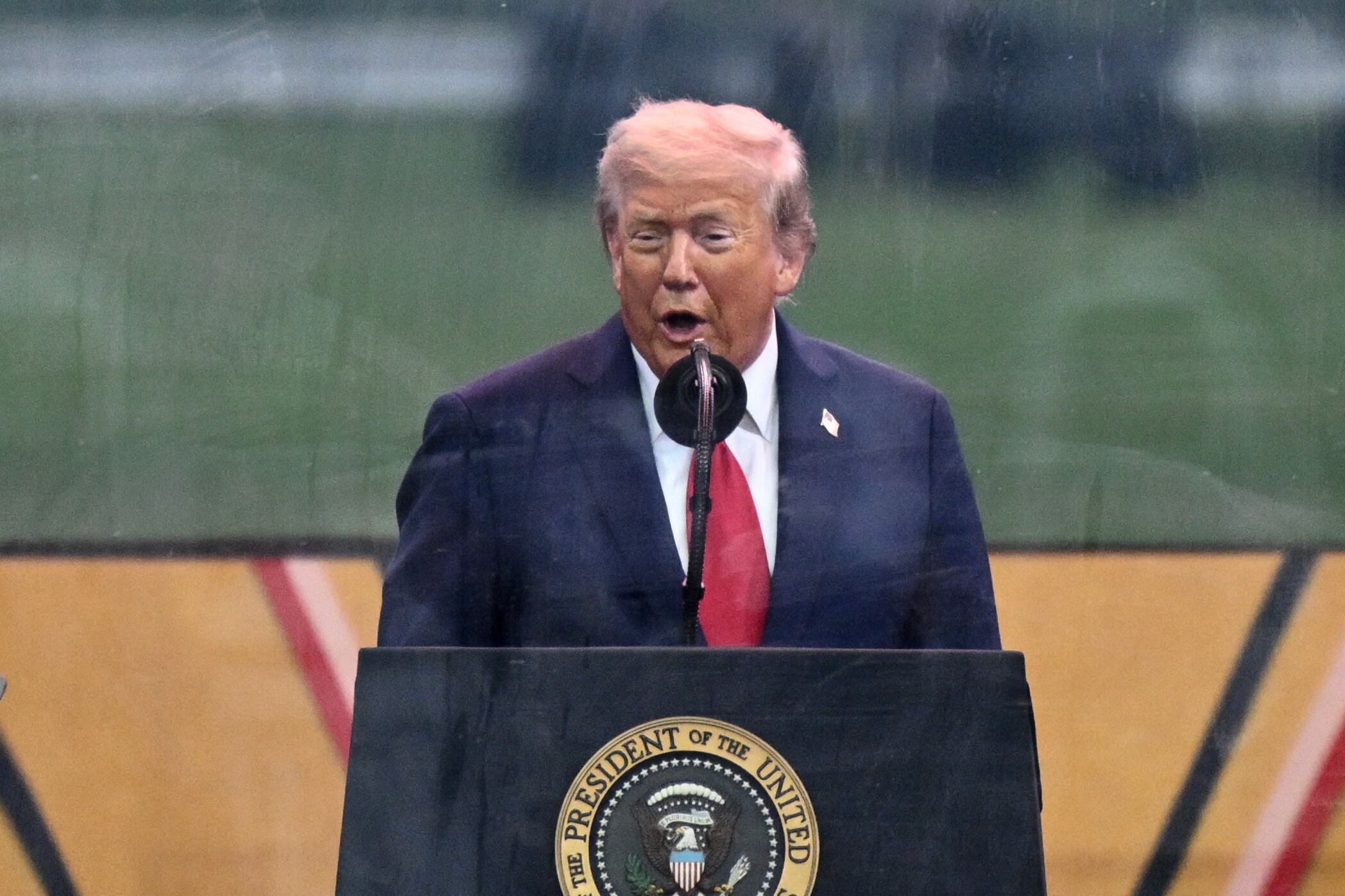 El presidente de Estados Unidos, Donald Trump, administra el juramento de alistamiento a los soldados que se alistan o se reincorporan al ejército durante el desfile del 250.º aniversario del ejército en Washington, D.C., el 14 de junio de 2025. (Foto de Mandel NGAN / AFP)