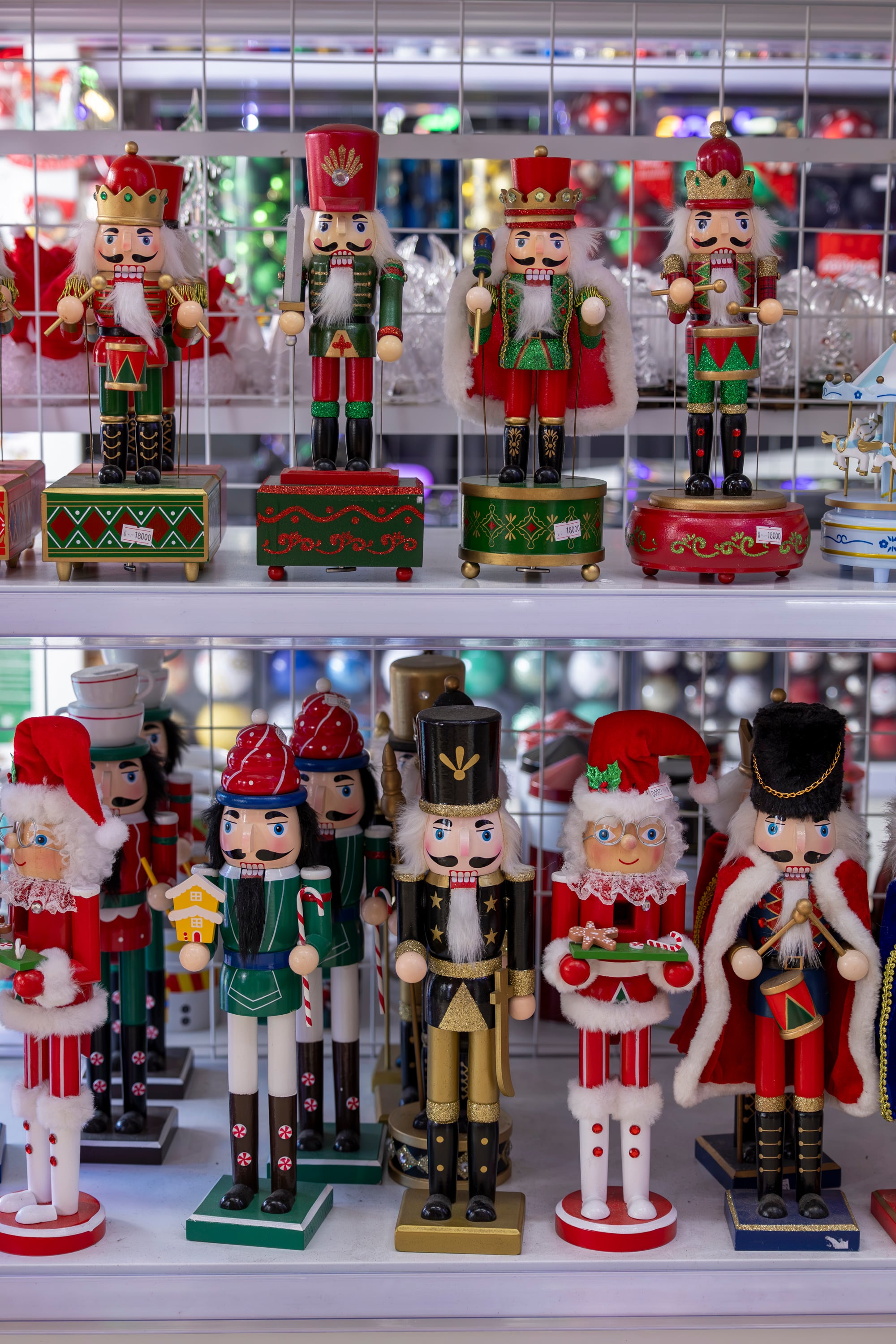 26/11/2024, San José, Goicoechea, fotografías de los adornos navideños de Cascanueces.