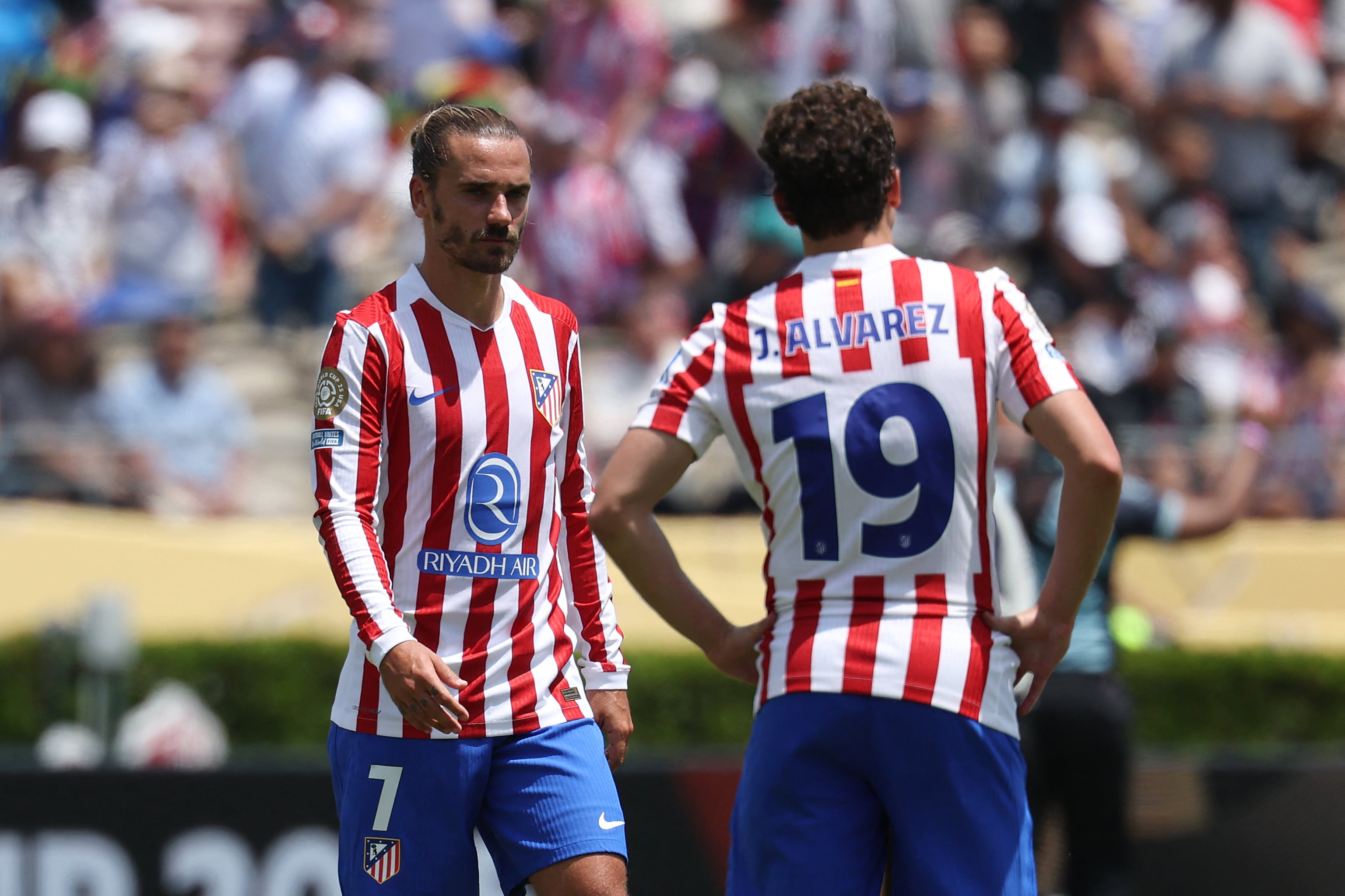 Los delanteros del Atlético de Madrid Antoine Griezmann y Julián Álvarez reaccionan tras la eliminación del equipo en el Mundial de Clubes pese a la victoria ante Botafogo.