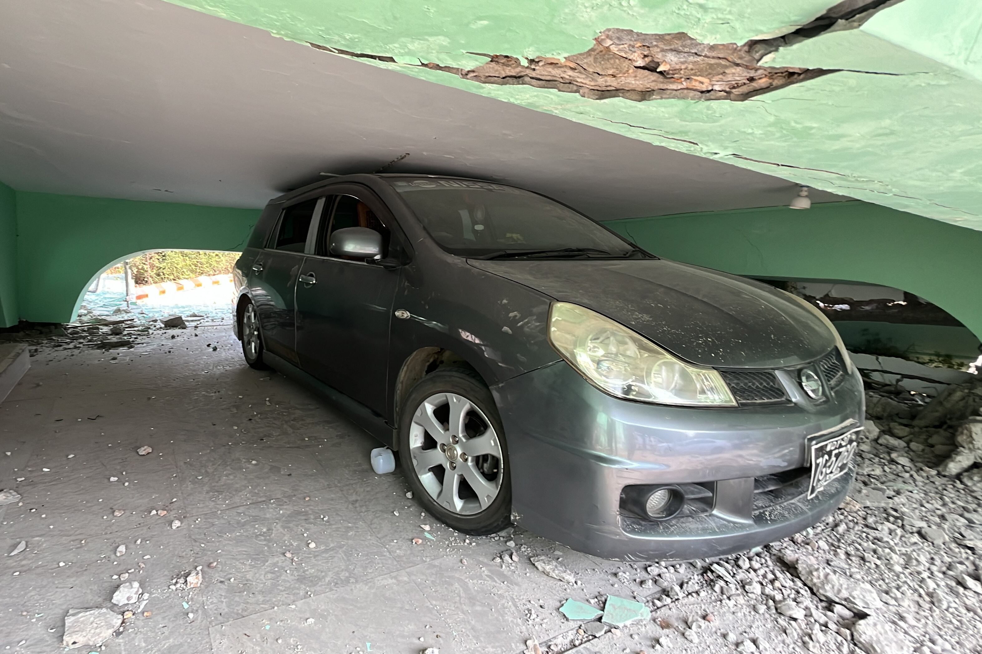 Se ve un automóvil bajo una parte colapsada de un hospital en Naypyidaw el 28 de marzo de 2025, tras un terremoto en el centro de Myanmar. Un potente sismo sacudió Myanmar y la vecina Tailandia el 28 de marzo, convirtiendo un importante hospital en la capital de Myanmar en una "zona de víctimas masivas" y atrapando a decenas de trabajadores en un rascacielos en construcción en Bangkok. (Foto de Sebastien BERGER / AFP)