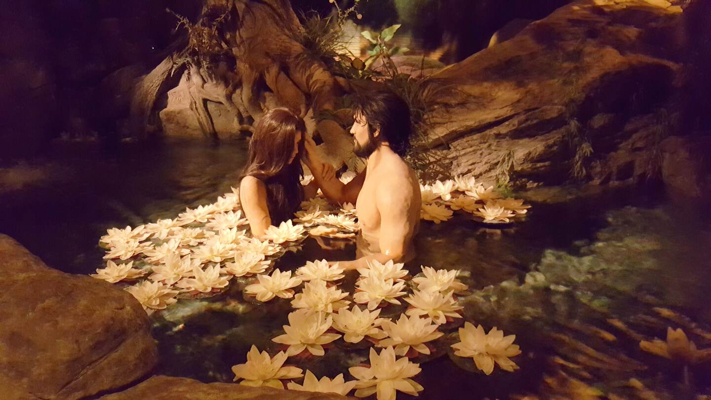 Fotografía de ChicagoPhotographer / Shutterstock que recrea escena de Adán y Eva en el paraíso