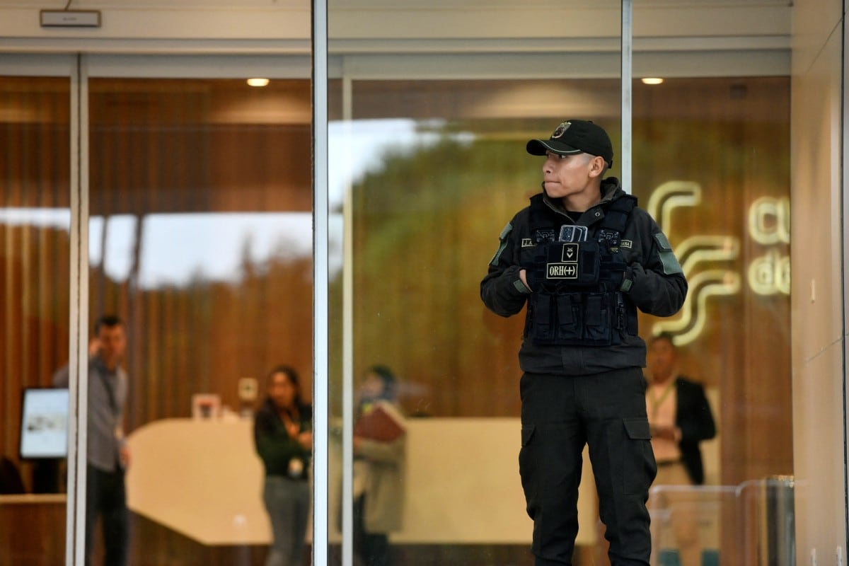 Policías bolivianos custodian la entrada de la Clínica de Las Américas, donde fue hospitalizada la abogada boliviana Nadia Beller —pareja de Fernando Cerimedo, asesor personal del presidente de Bolivia, Rodrigo Paz—, tras recibir varios disparos, en Santa Cruz, Bolivia, el 18 de agosto de 2026.