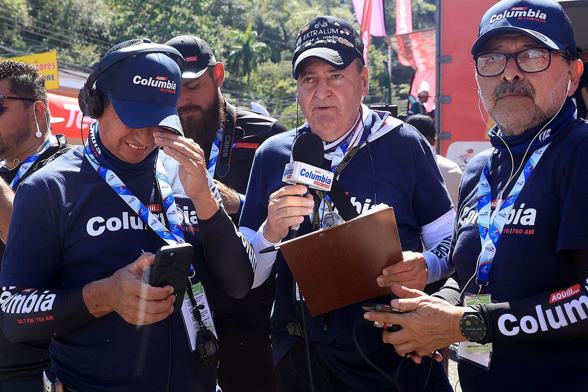 César Augusto Tobón (al centro), acompañado por el excampeón y comentarista Andrés Brenes (izquierda) y el narrador Rodolfo Méndez, en una transmisión de Columbia de la Vuelta Ciclística.