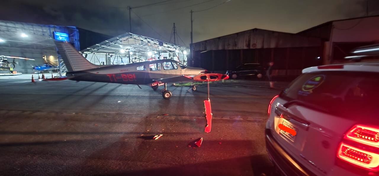 Detalle de parte de los daños causados por el vehículo particular que se ve a la derecha el 15 de diciembre de 2023 dentro del Aeropuerto Internacional Tobías Bolaños en Pavas. Fotografía: