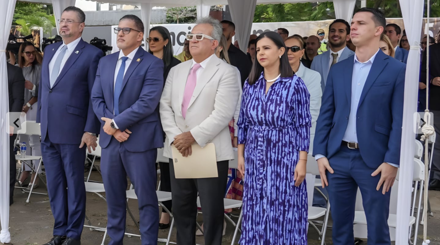 En la imagen, de izquierda a derecha, el presidente Rodrigo Chaves; el ministro de Obras Públicas, Mauricio Batalla; el presidente de Publiex, Geovanni Vásquez; la presidenta del INS, Gabriela Chacón; y el alcalde de San José, Diego Miranda.