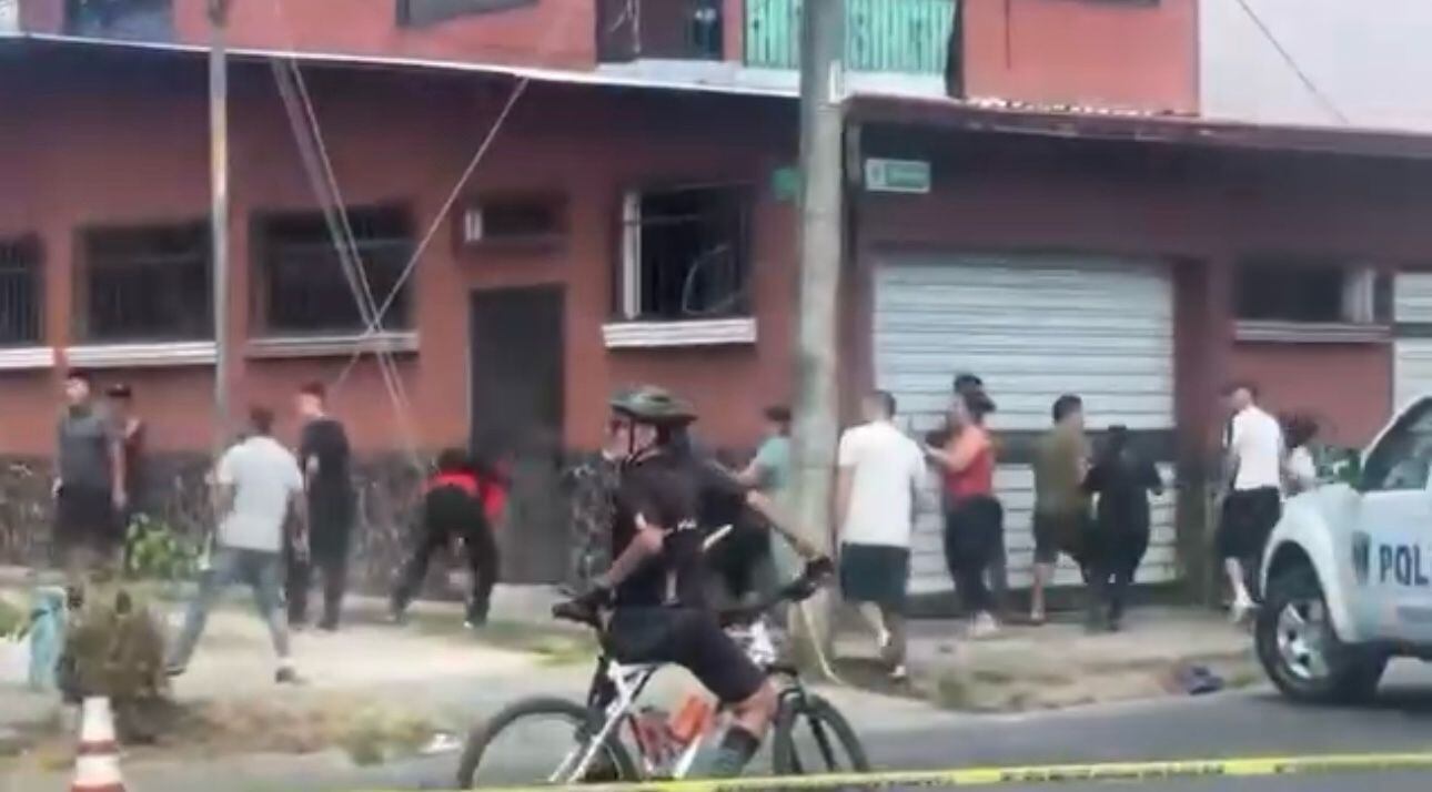 Frente al cuerpo sin vida de un hombre de 23 años, personas presentes en la escena agredieron con piedras a la policía.