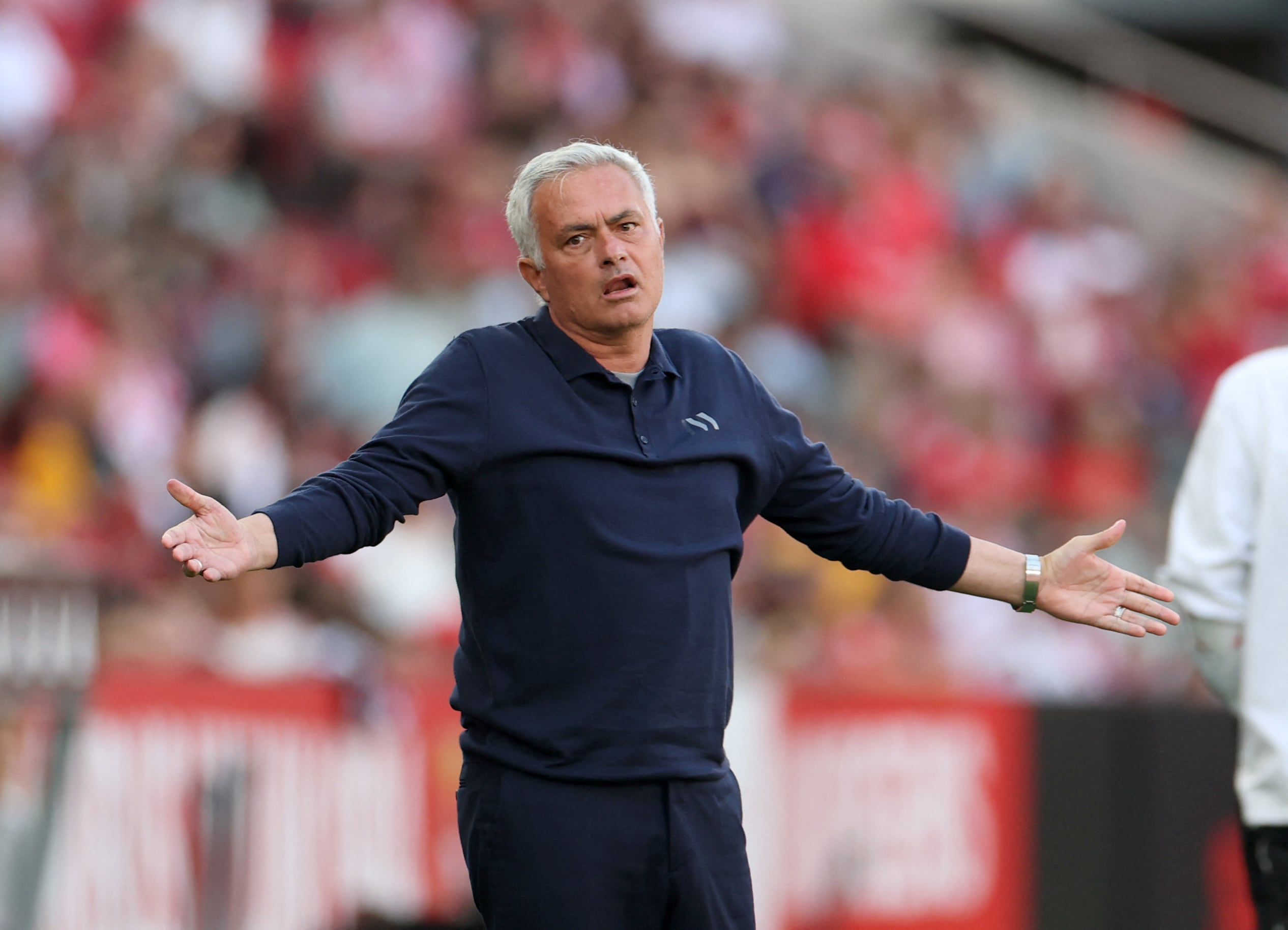 El entrenador portugués del SL Benfica, José Mourinho, hace gestos desde la línea de banda durante el partido de la liga portuguesa entre SL Benfica y Moreirense FC en el Estadio da Luz, en Lisboa, el 25 de abril del 2026. (Foto de PATRICIA DE MELO MOREIRA / AFP)