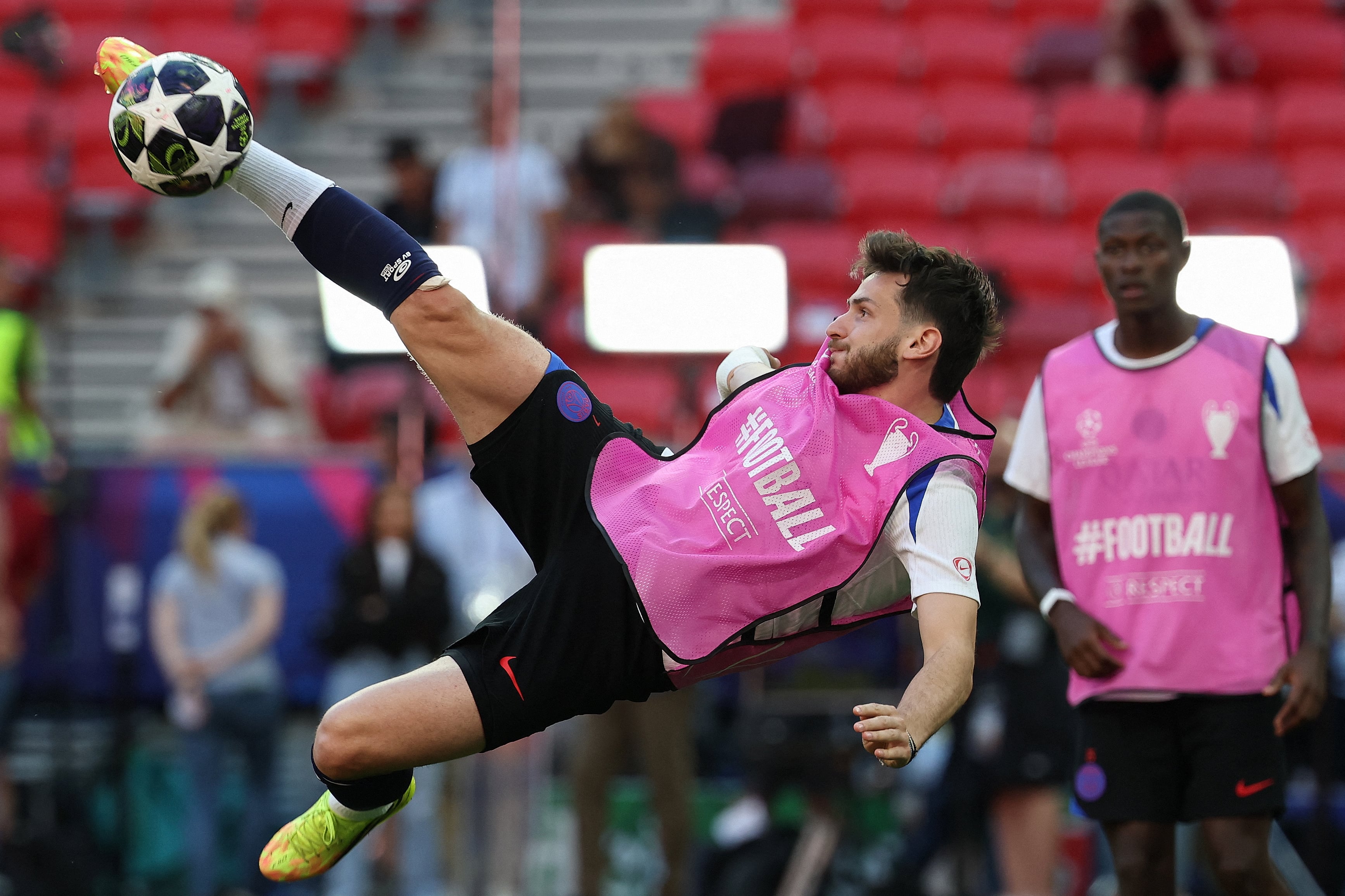 El delantero del PSG Khvicha Kvaratskhelia participó este viernes del entrenamiento final en Budapest antes de la final de Chamipons antes el Arsenal.